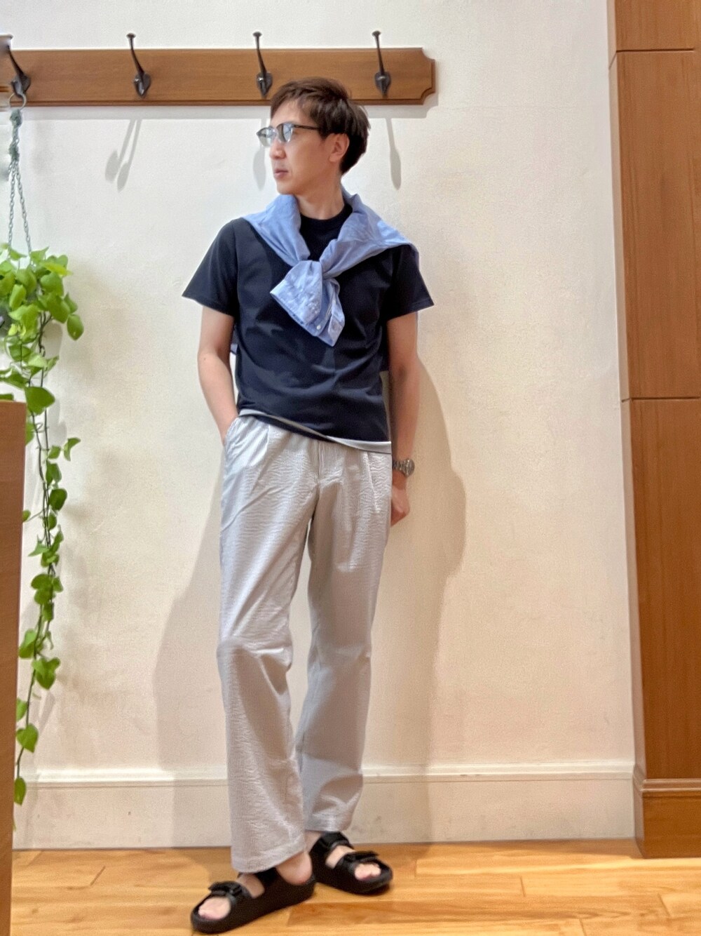 ブルー系のシャツ/ブラウス、ブラック系のサンダル、ホワイト系のその他パンツを着用したメンズの夏コーディネートの1枚目の写真