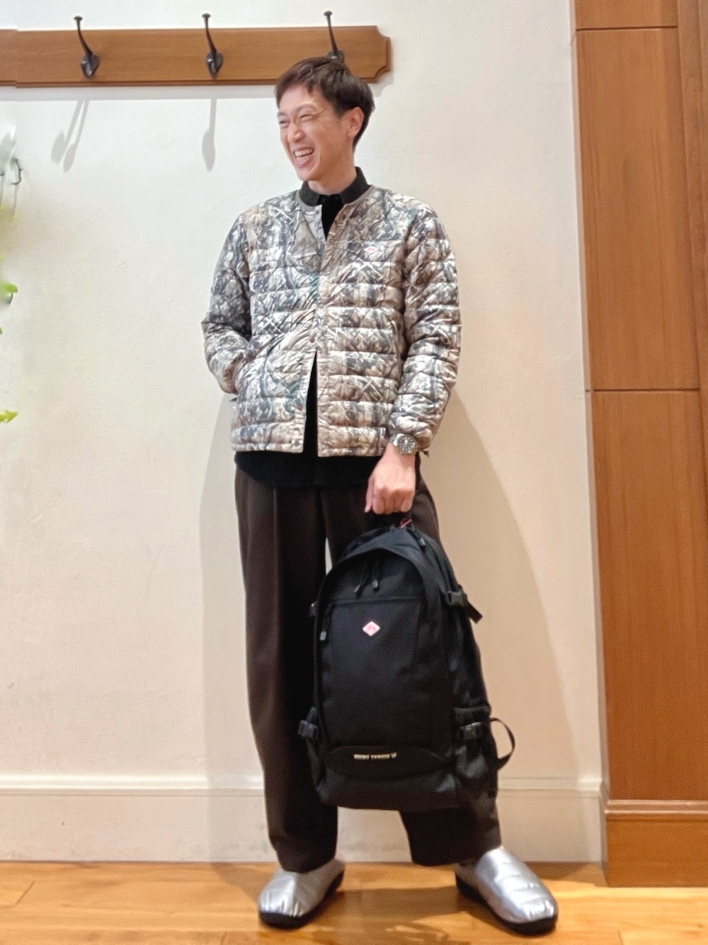 ブラック系のシャツ/ブラウス、シルバー系のサンダル、ブラック系のショルダーバッグを着用したメンズの秋コーディネートの1枚目の写真
