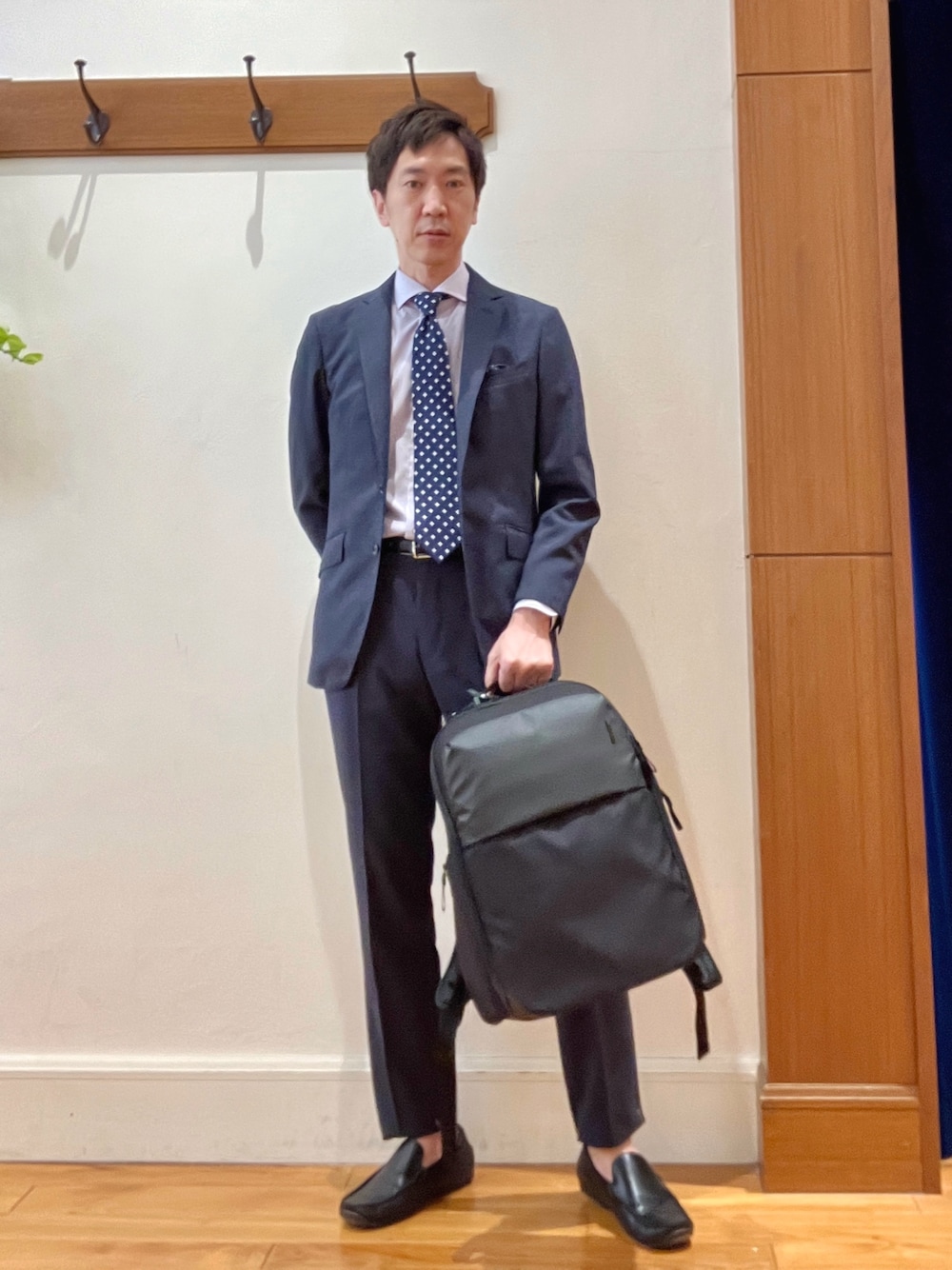 ブルー系のスラックス、パープル系のシャツ/ブラウス、ブルー系のテーラードジャケットを着用したメンズの春コーディネートの1枚目の写真