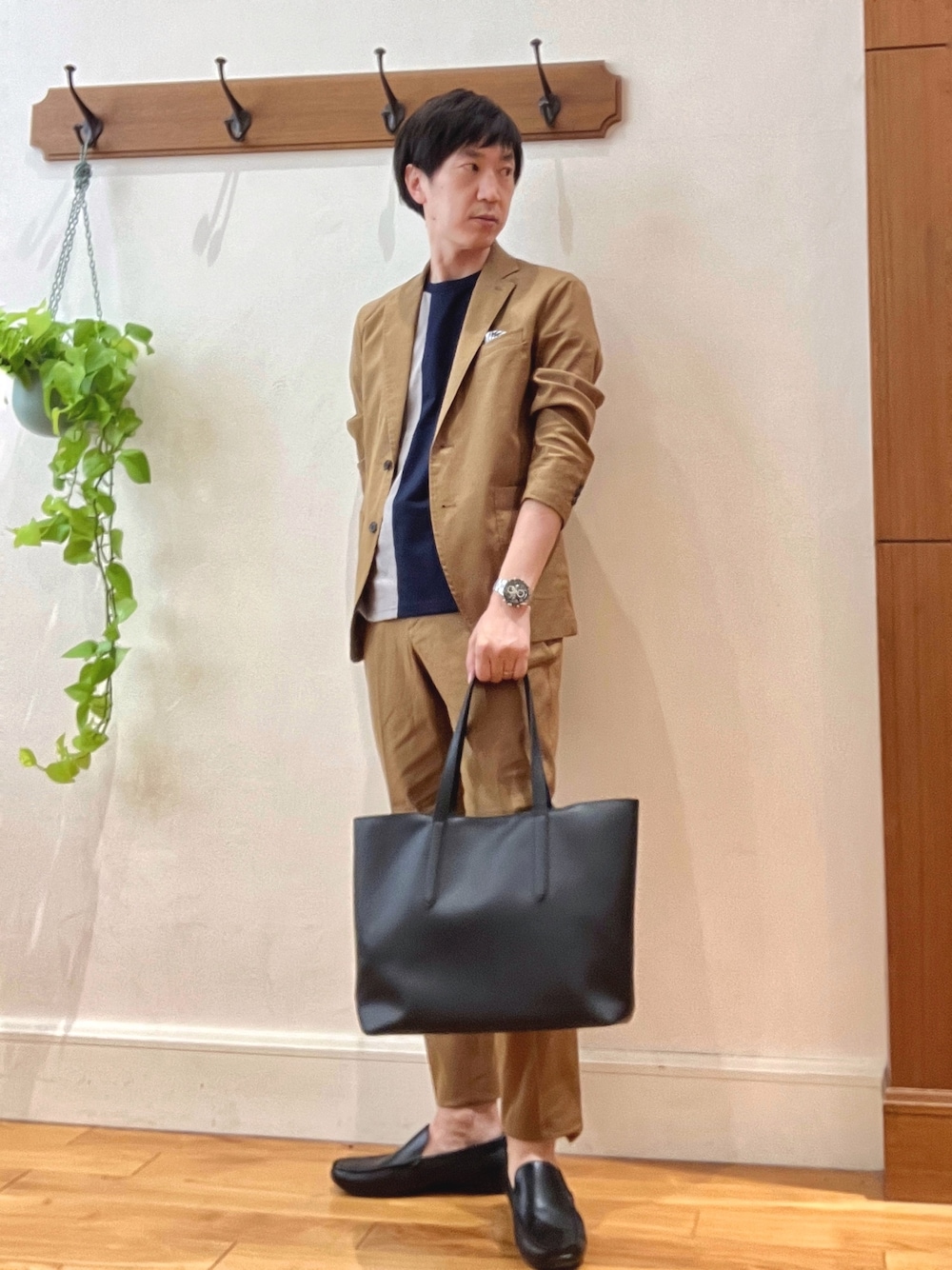 イエロー系のテーラードジャケット、ブルー系のTシャツ/カットソー、ブラック系のトートバッグを着用したメンズの夏コーディネートの1枚目の写真
