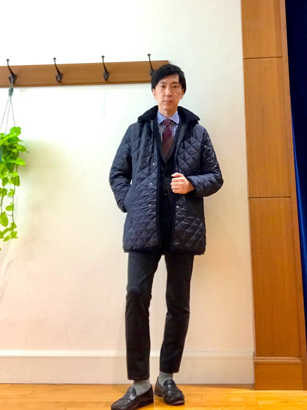 ブルー系のブルゾン、パープル系のネクタイ、ブルー系のビジネスシャツを着用したメンズの冬コーディネートの1枚目の写真