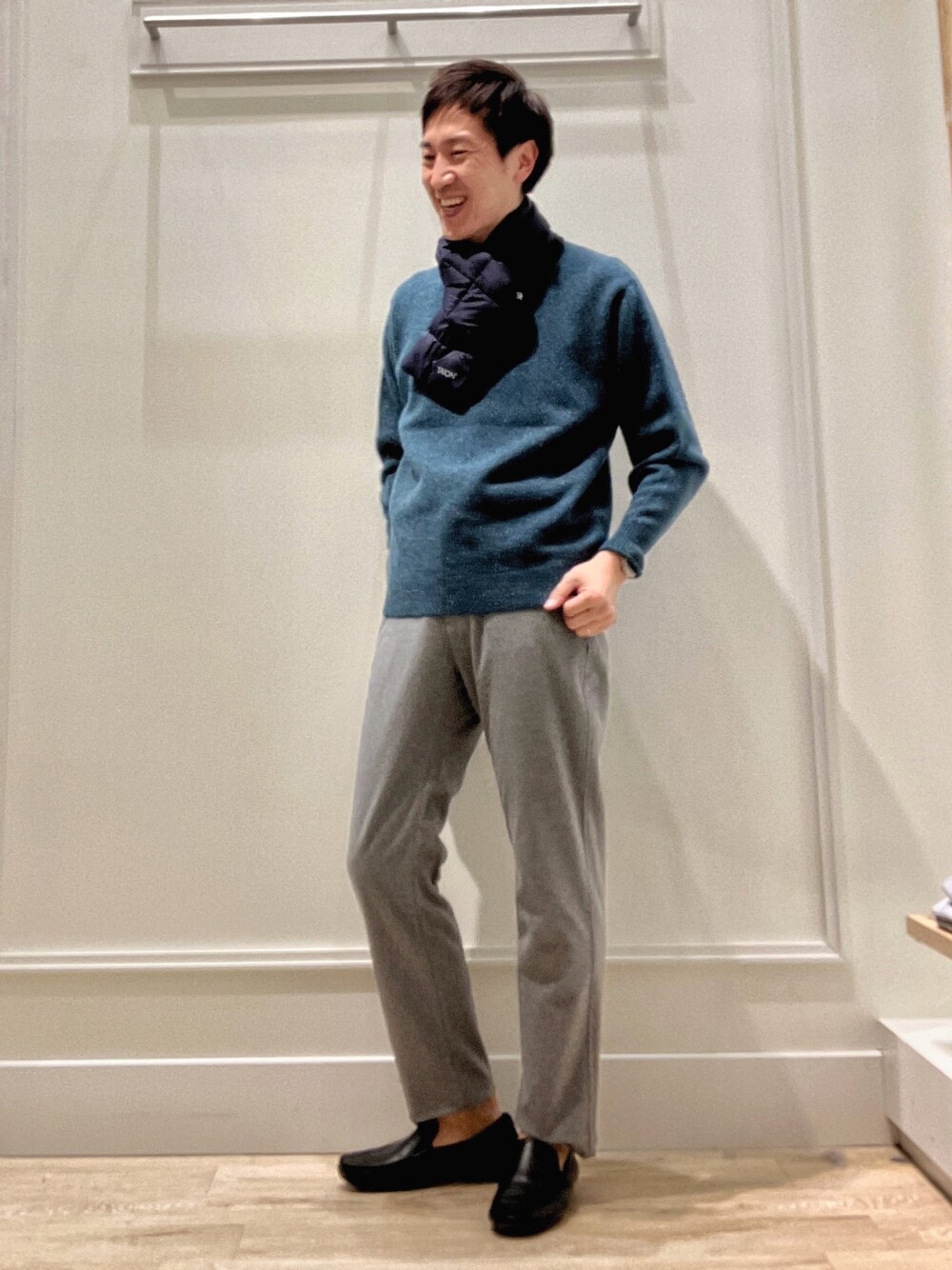 グリーン系のニット/セーター、グレー系のその他パンツ、ブルー系のマフラーを着用したメンズの冬コーディネートの1枚目の写真