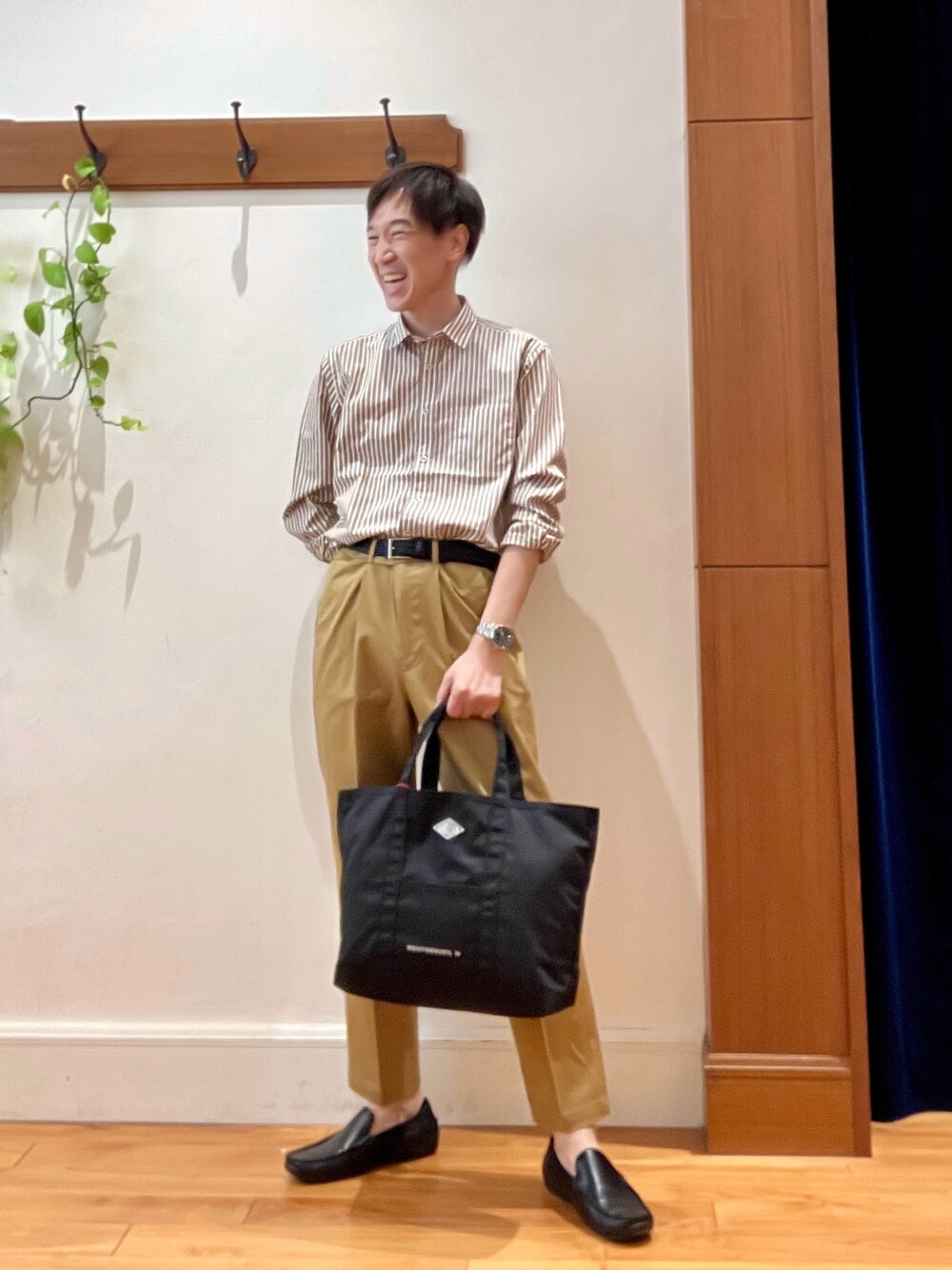 ブラック系のトートバッグ、ベージュ系のシャツ/ブラウス、ブラック系のベルトを着用したメンズの夏コーディネートの1枚目の写真