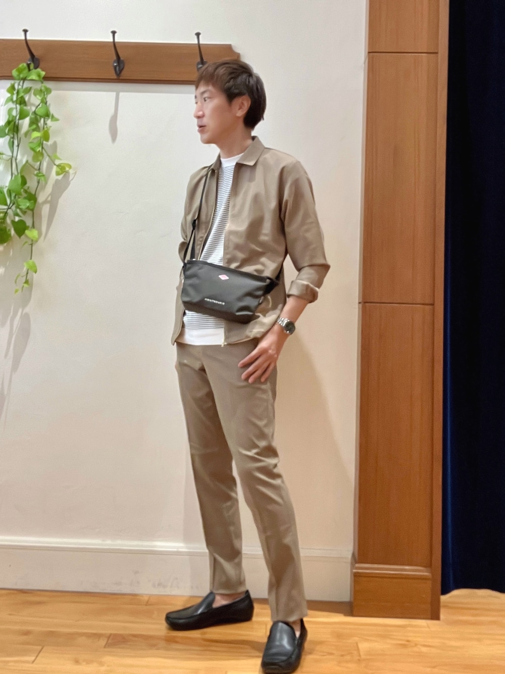 ベージュ系のその他パンツ、ベージュ系のブルゾン、ホワイト系のTシャツ/カットソーを着用したメンズの秋コーディネートの1枚目の写真