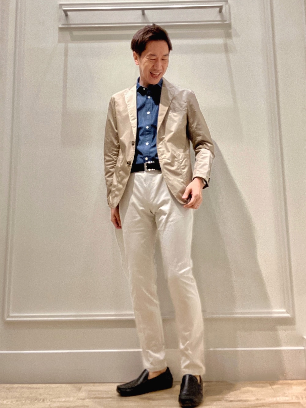 グレー系のチノパンツ、ブルー系のシャツ/ブラウス、ベージュ系のテーラードジャケットを着用したメンズの冬コーディネートの1枚目の写真