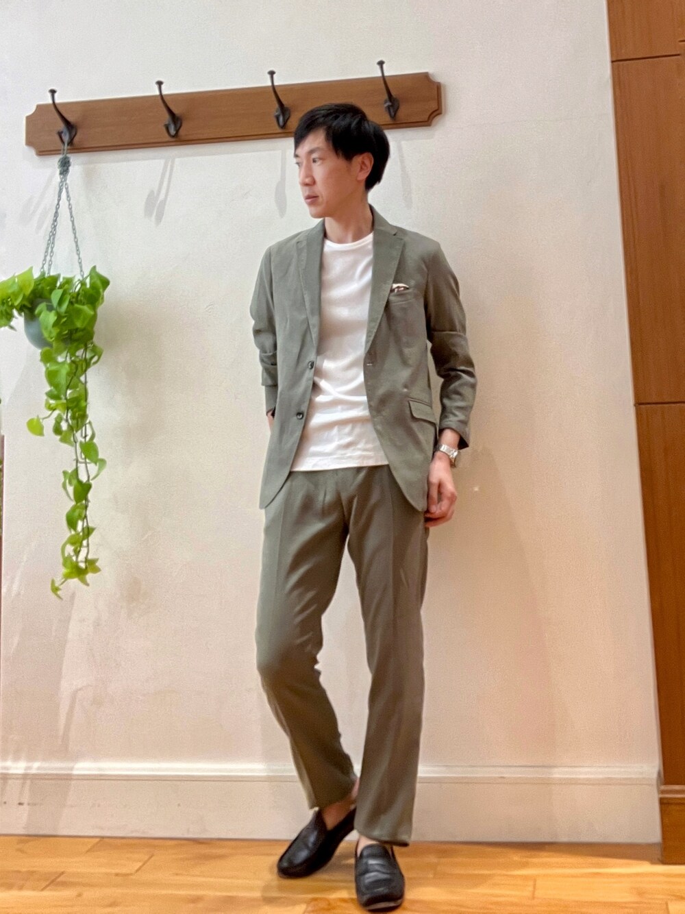 グリーン系のテーラードジャケット、グリーン系のその他パンツ、ホワイト系のTシャツ/カットソーを着用したメンズの春コーディネートの1枚目の写真