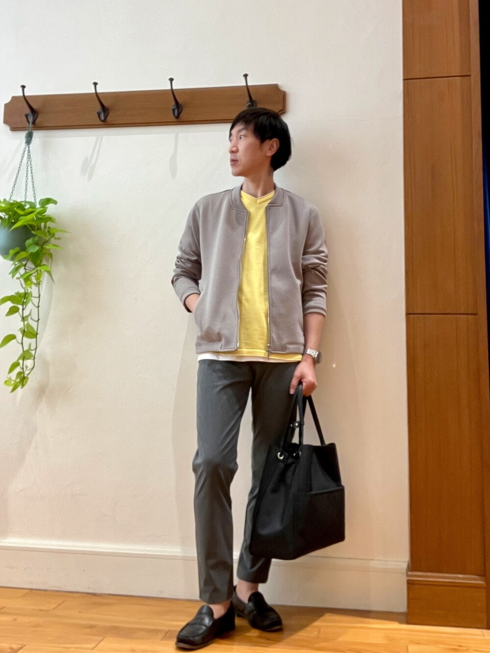グレー系のその他パンツ、ベージュ系のブルゾン、イエロー系のニット/セーターを着用したメンズの冬コーディネートの1枚目の写真