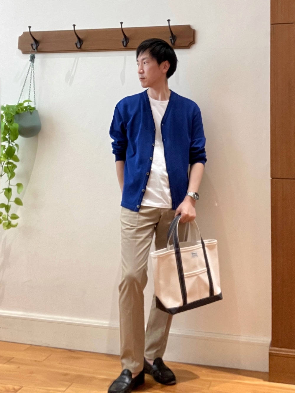 ブルー系のカーディガン/ボレロ、ホワイト系のトートバッグ、ベージュ系のその他パンツを着用したメンズの春コーディネートの1枚目の写真