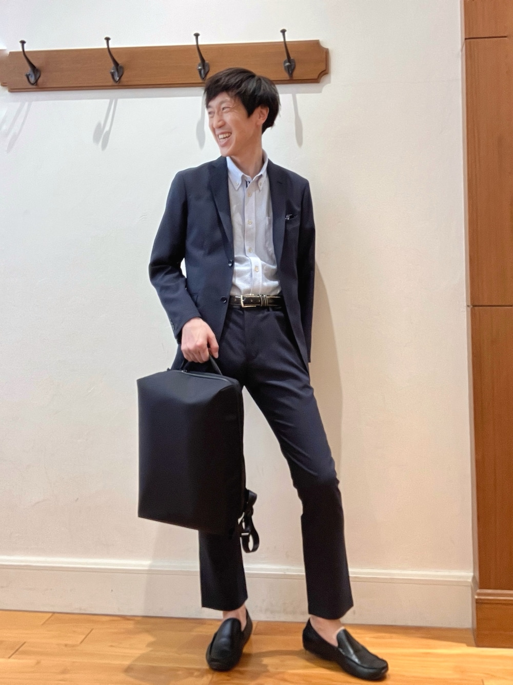 ブルー系のテーラードジャケット、ブルー系のその他パンツ、ブラック系のバックパック/リュックを着用したメンズの春コーディネートの1枚目の写真