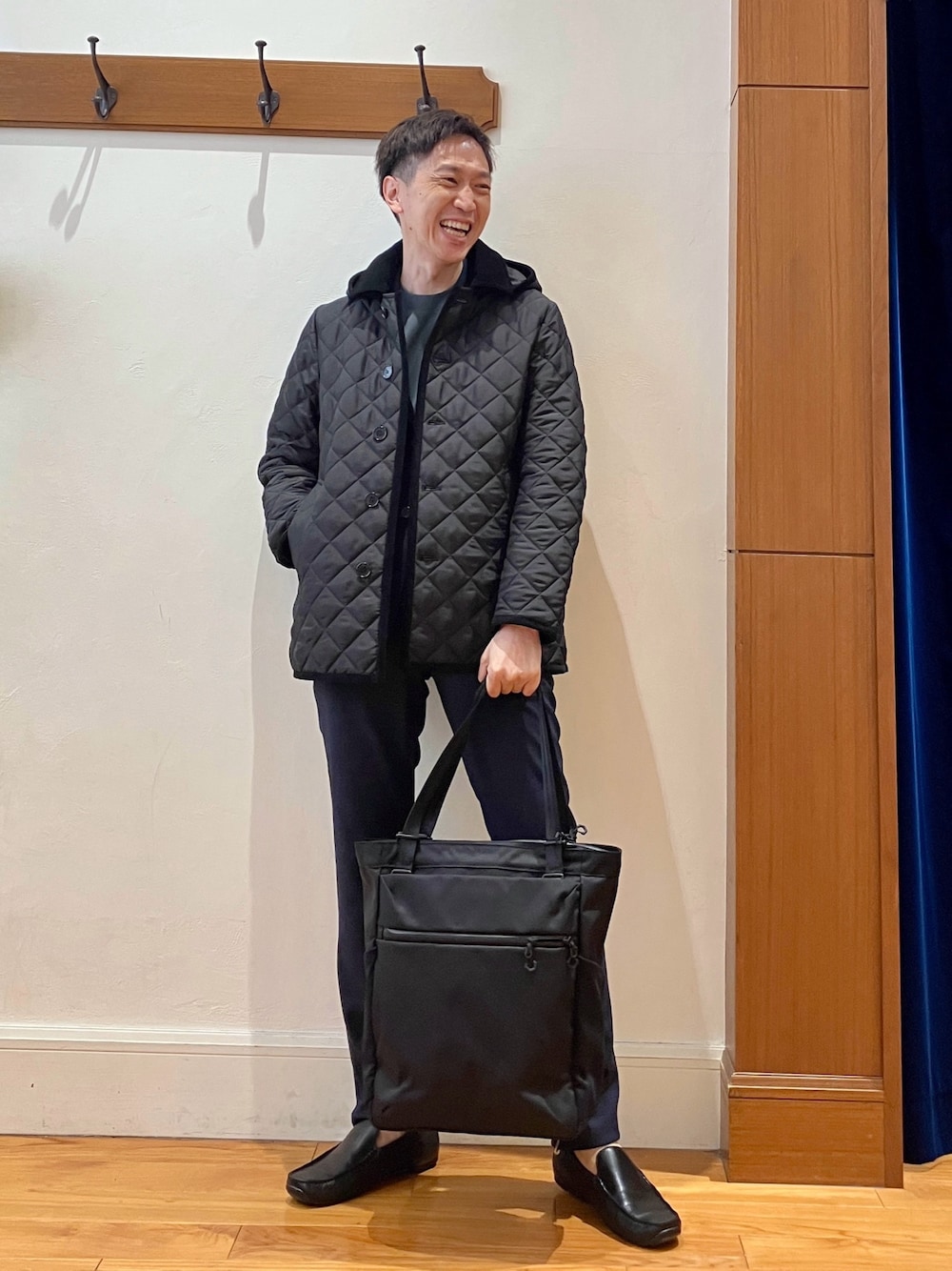 ブルー系のその他パンツ、ブルー系のテーラードジャケット、ブラック系のブルゾンを着用したメンズの秋コーディネートの1枚目の写真