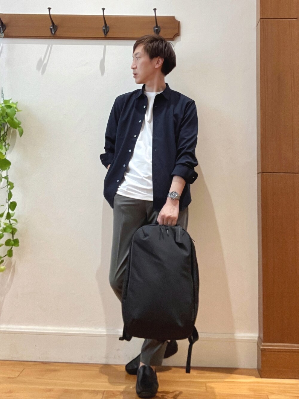 グレー系のその他パンツ、ブルー系のシャツ/ブラウス、ホワイト系のTシャツ/カットソーを着用したメンズの夏コーディネートの1枚目の写真