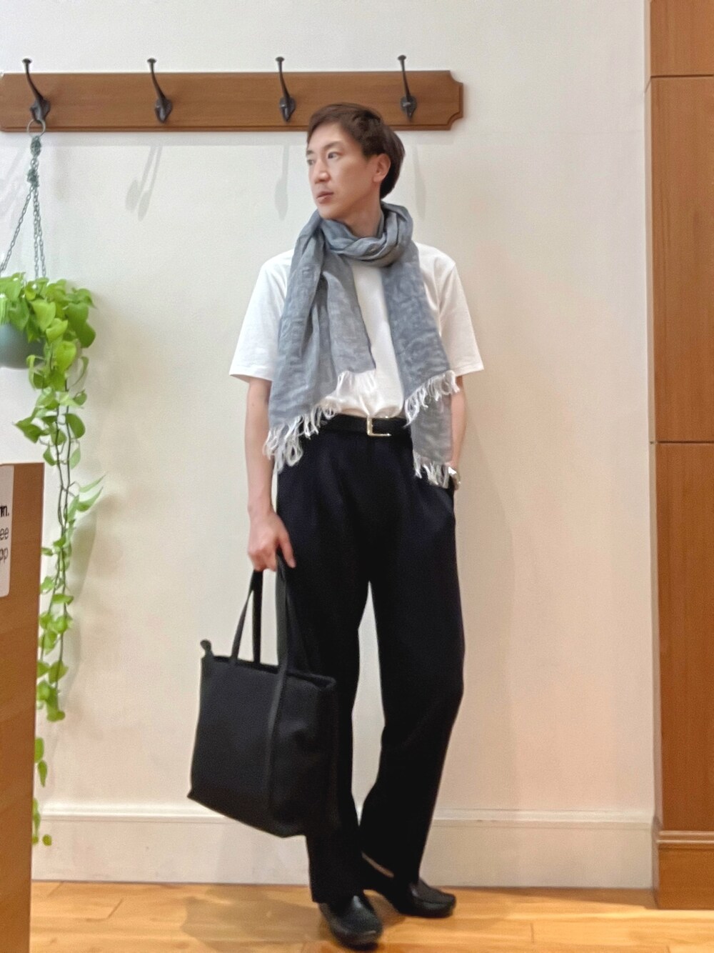 ブラック系のトートバッグ、ブラック系のその他パンツ、ホワイト系のTシャツ/カットソーを着用したメンズの春コーディネートの1枚目の写真
