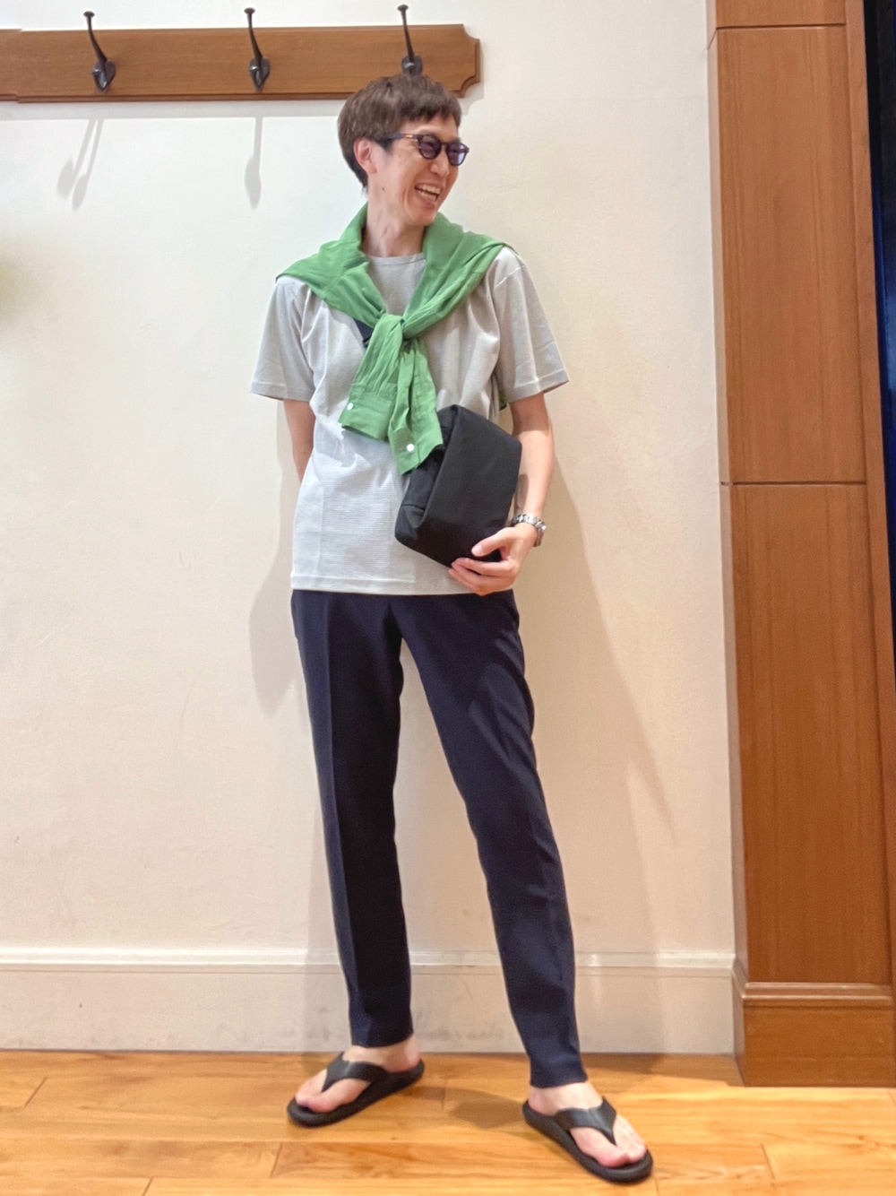 ホワイト系のTシャツ/カットソー、ブラック系のショルダーバッグ、ブルー系のその他パンツを着用したメンズの夏コーディネートの1枚目の写真