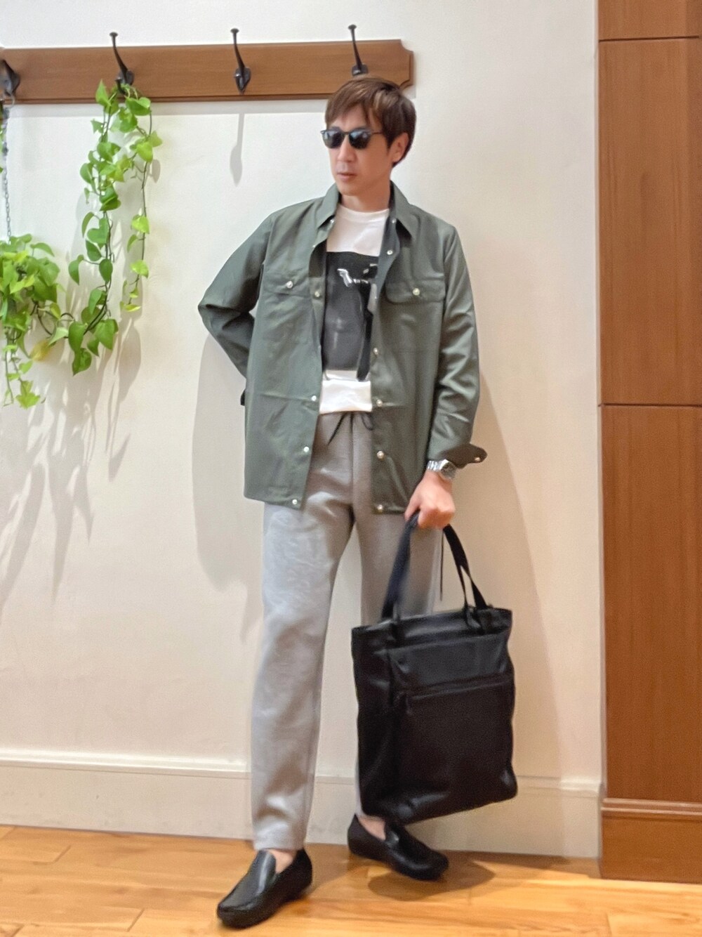 グリーン系のシャツ/ブラウス、ホワイト系のTシャツ/カットソー、グレー系のその他パンツを着用したメンズの秋コーディネートの1枚目の写真