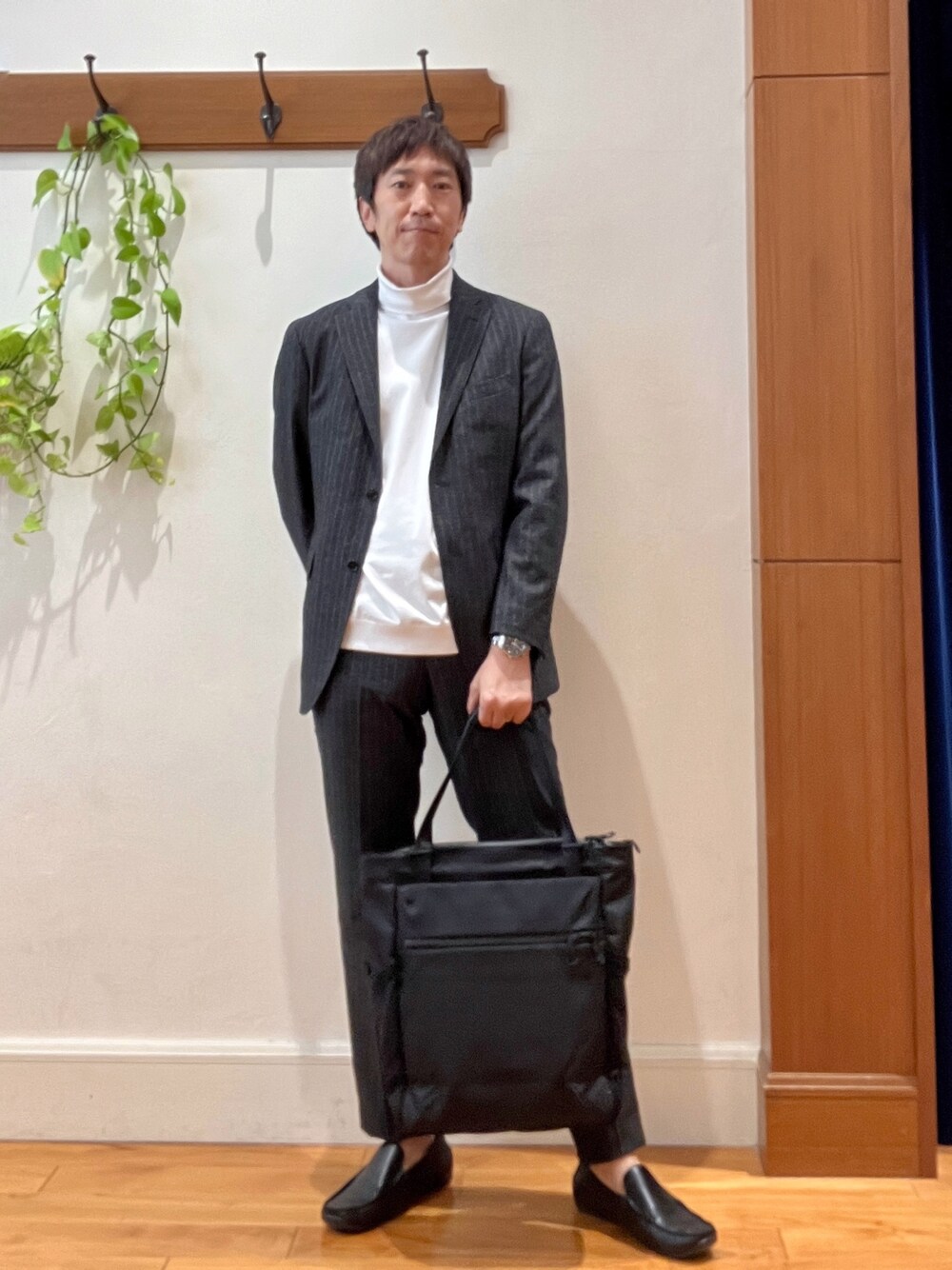 グレー系のテーラードジャケット、ホワイト系のTシャツ/カットソー、グレー系のスラックスを着用したメンズの秋コーディネートの1枚目の写真