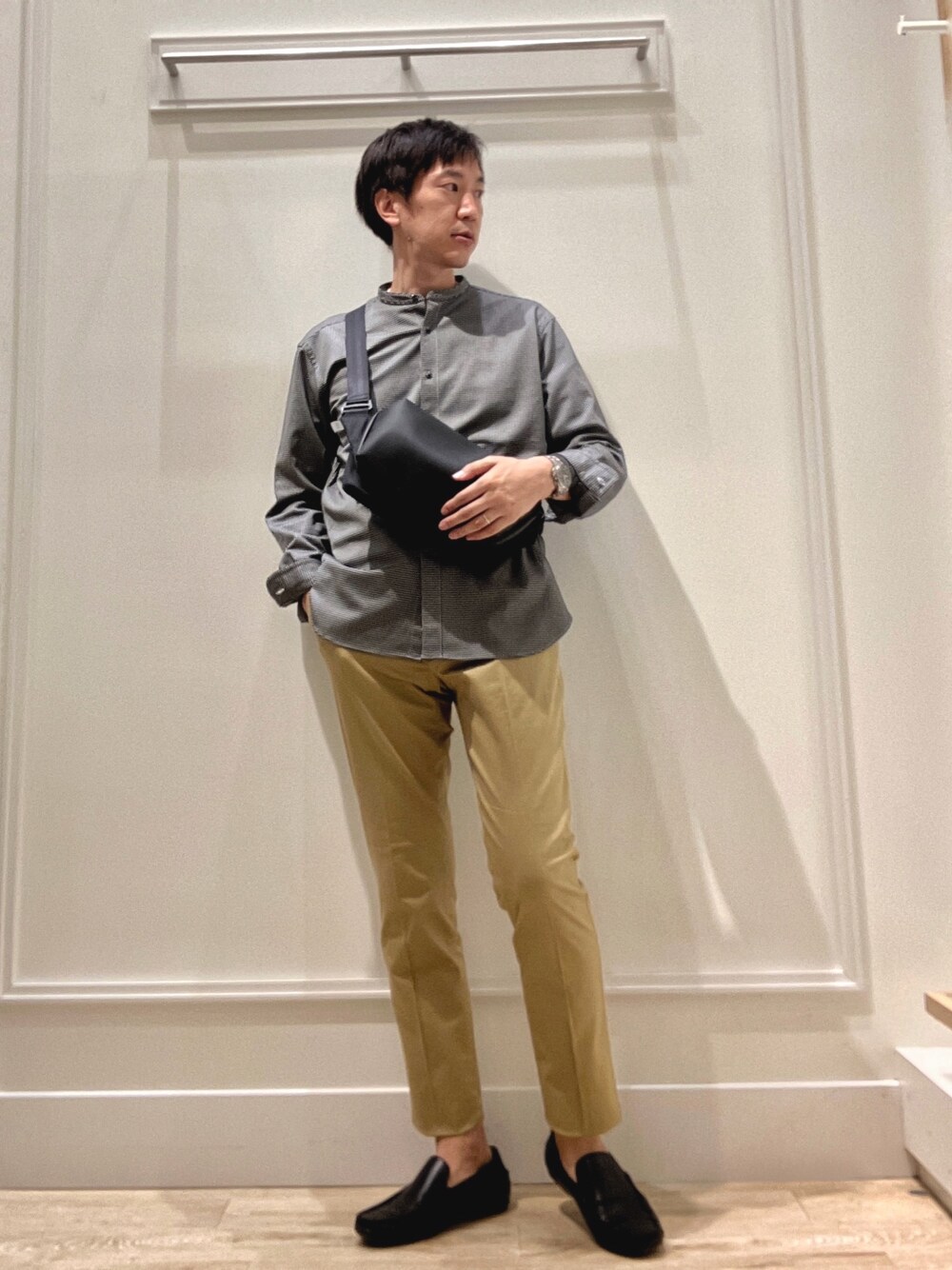 ホワイト系のシャツ/ブラウス、ブラック系のショルダーバッグ、ホワイト系のTシャツ/カットソーを着用したメンズの秋コーディネートの1枚目の写真