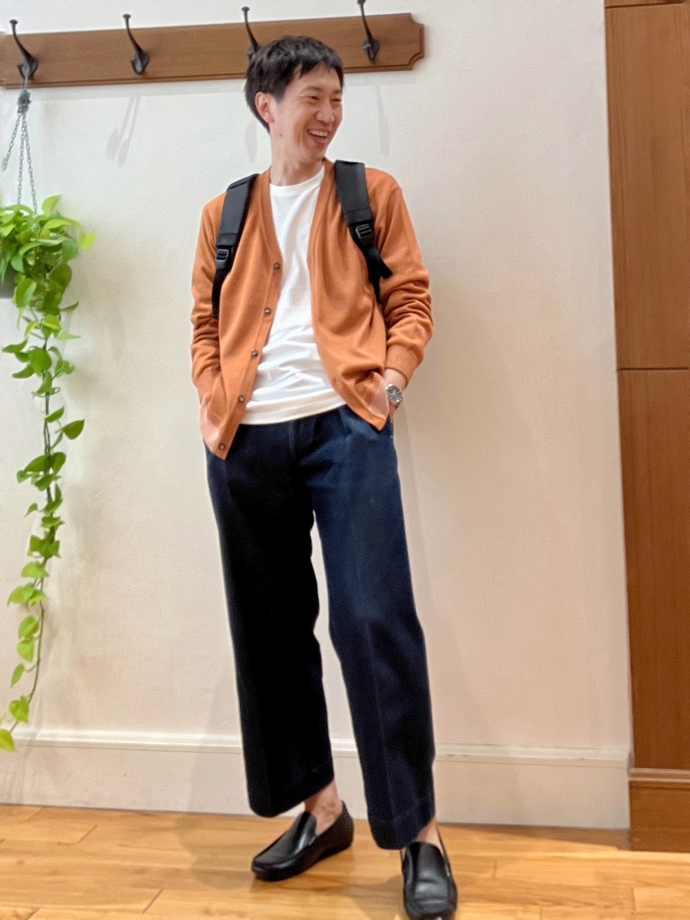 「きれいめカジュアル、デニム、ローファー、バックパック、INCASE、NOLLEY'S、ノーリーズ、オトナカジュアル、休日スタイル、秋のコーデ、秋服準備はじめました、カーディガン、シンプルスタイル、シンプルコーデ」｜「NOLLEY'S goodmanのロンT付き プレーティングレイヤード カーディガン（カーディガン/ボレロ、イエロー系）」を使った、Tatsuo.YMさん（メンズ・182cm）の秋コーディネートの1枚目の写真