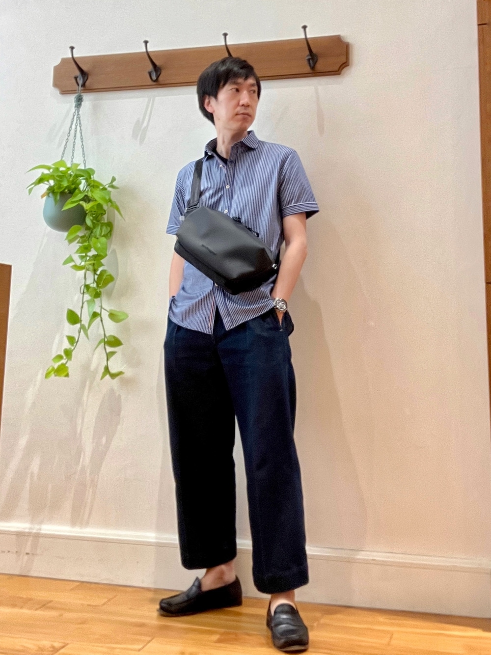 ブルー系のシャツ/ブラウス、ブルー系のTシャツ/カットソー、ブラック系のショルダーバッグを着用したメンズの春コーディネートの1枚目の写真