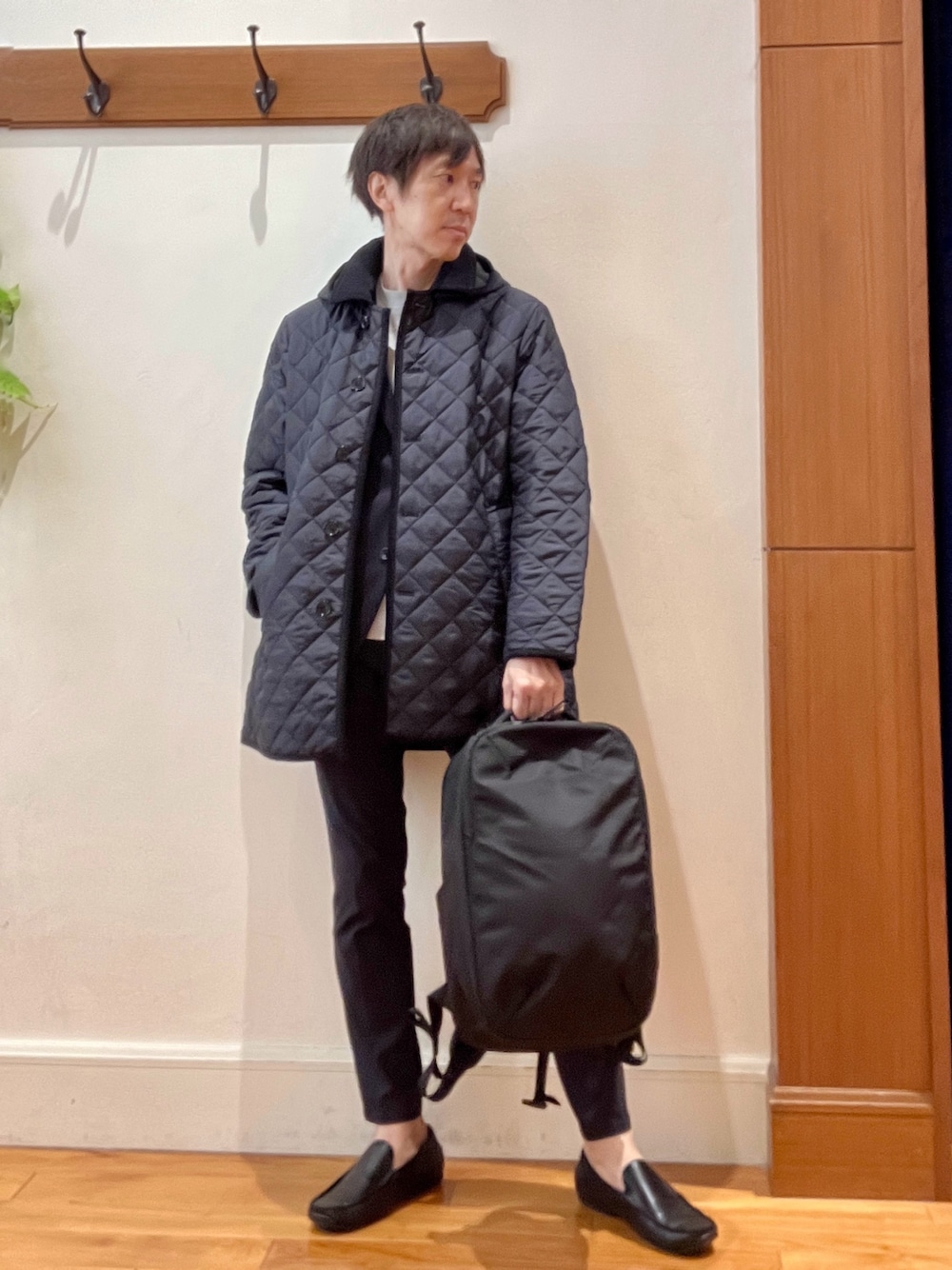 ブルー系のブルゾン、ブルー系のテーラードジャケット、ブルー系のその他パンツを着用したメンズの秋コーディネートの1枚目の写真