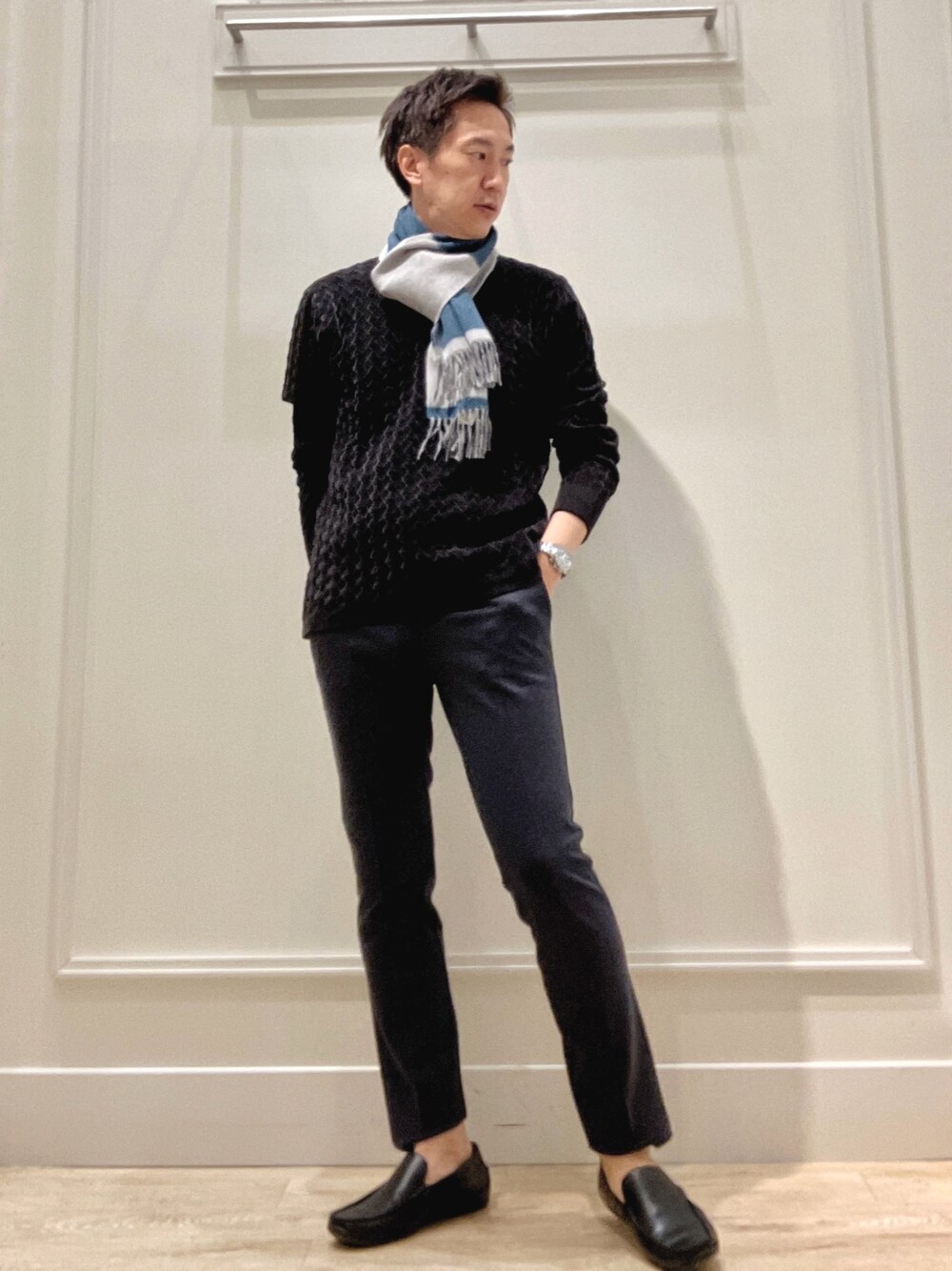 ブラック系のニット/セーター、ブルー系のその他パンツ、ブルー系のマフラーを着用したメンズの冬コーディネートの1枚目の写真