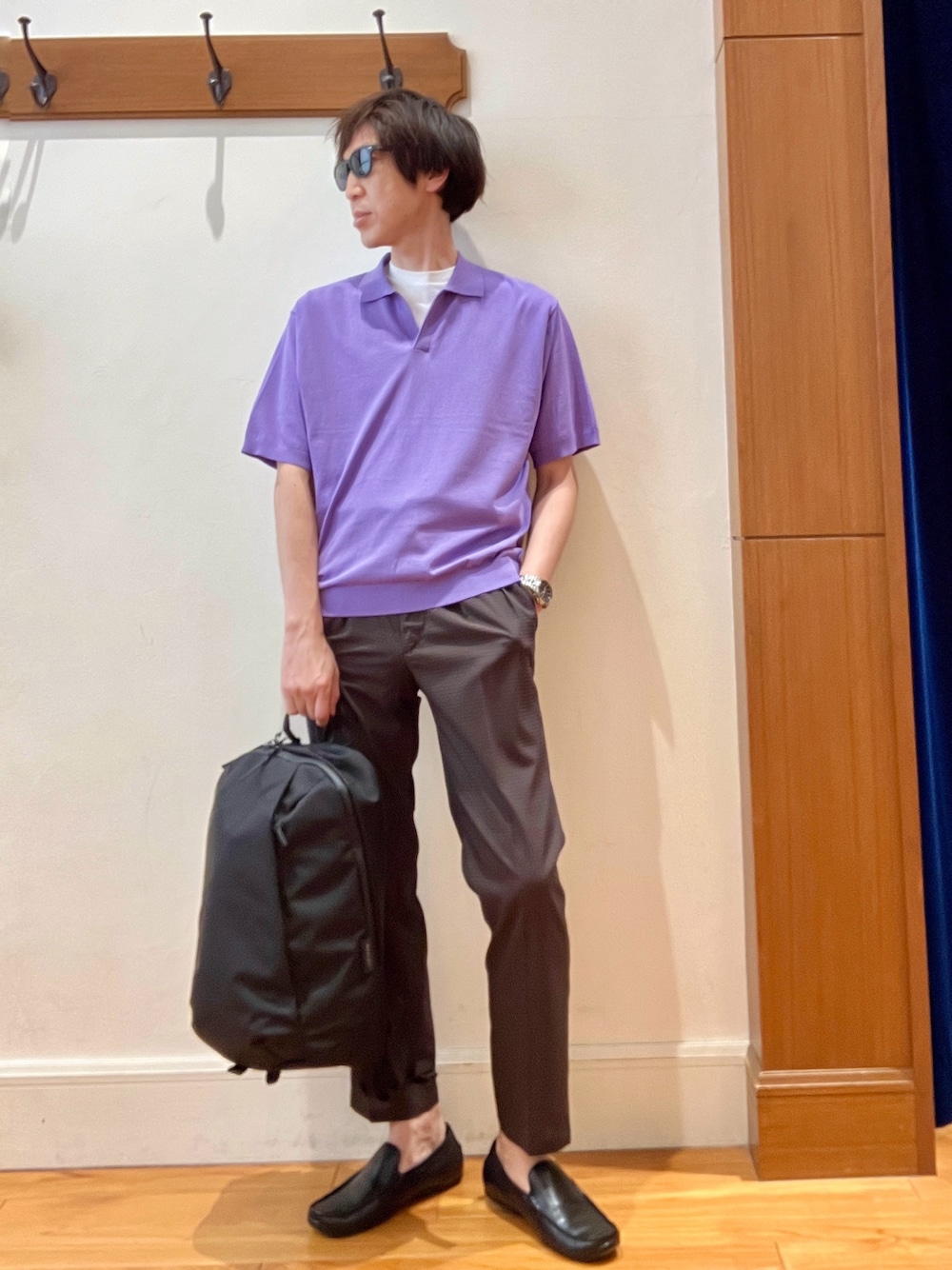 パープル系のポロシャツ、ホワイト系のTシャツ/カットソー、ブラウン系のその他パンツを着用したメンズの夏コーディネートの1枚目の写真