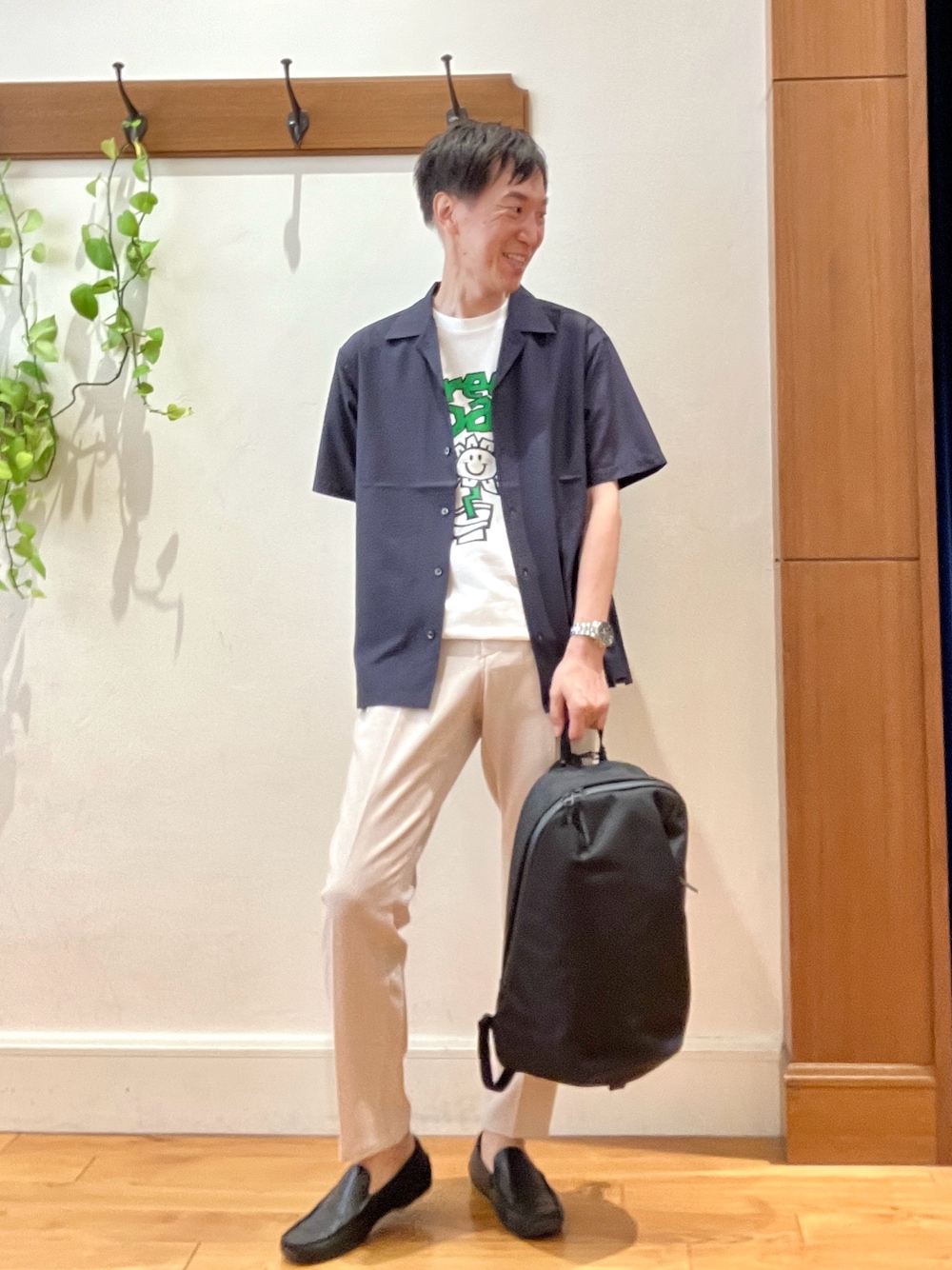 ホワイト系のTシャツ/カットソー、ブルー系のシャツ/ブラウス、ブラック系のバックパック/リュックを着用したメンズの夏コーディネートの1枚目の写真