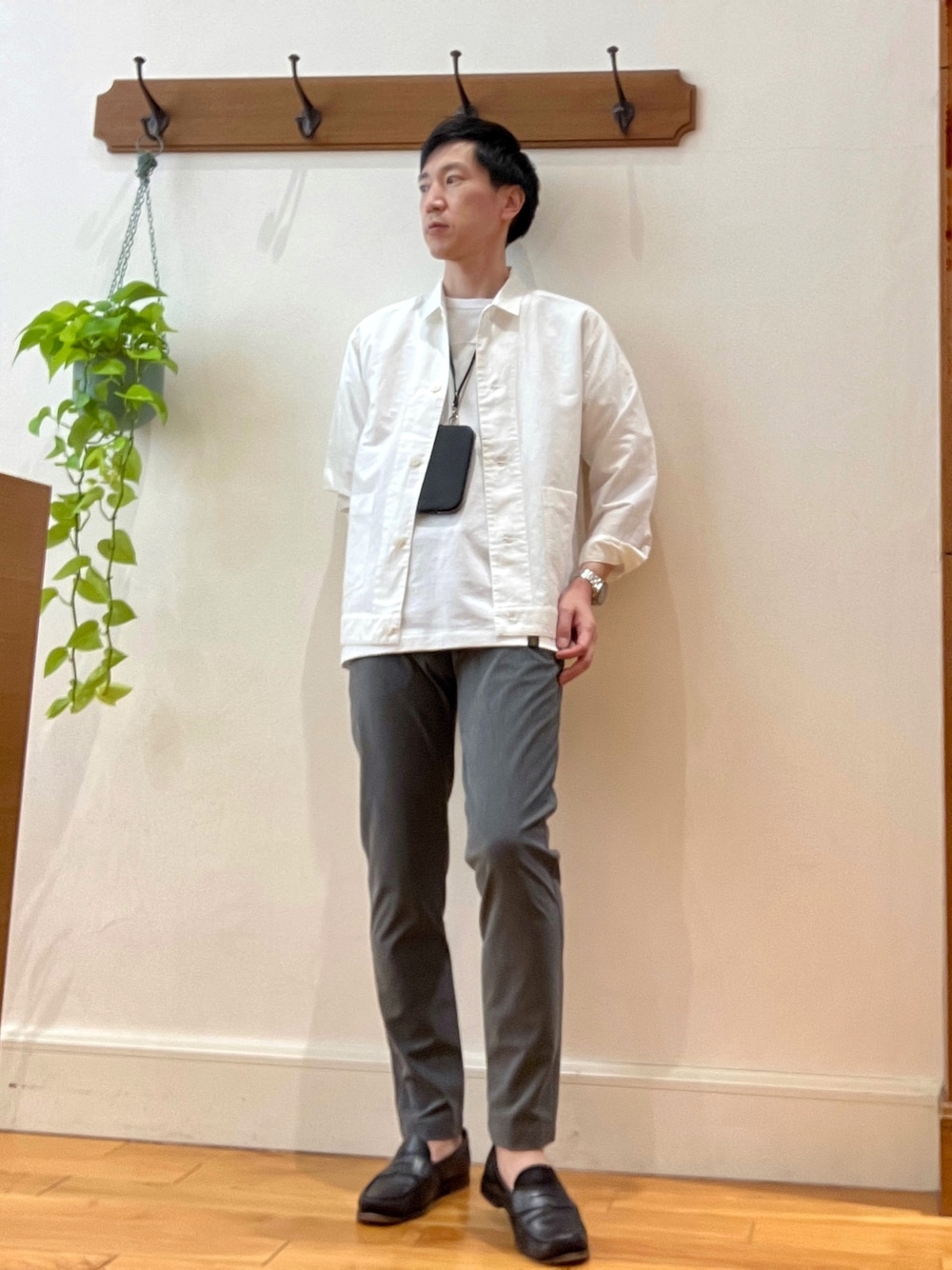 グレー系のその他パンツ、ホワイト系のカバーオール、ホワイト系のTシャツ/カットソーを着用したメンズの春コーディネートの1枚目の写真