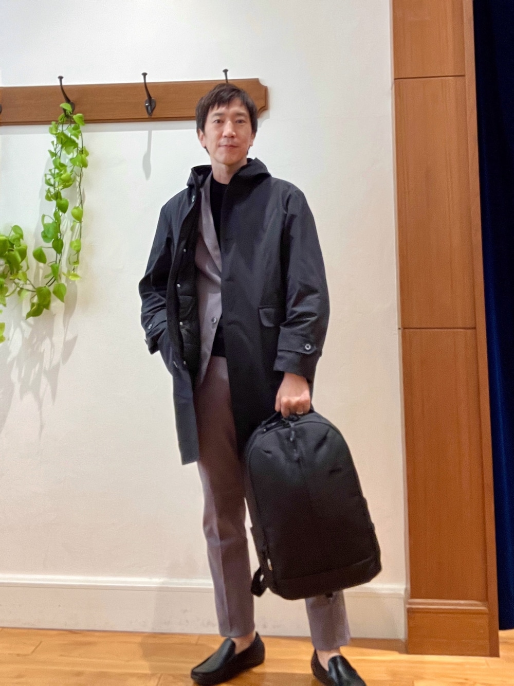 グレー系のその他パンツ、ブラック系のその他アウター、グレー系のテーラードジャケットを着用したメンズの秋コーディネートの1枚目の写真