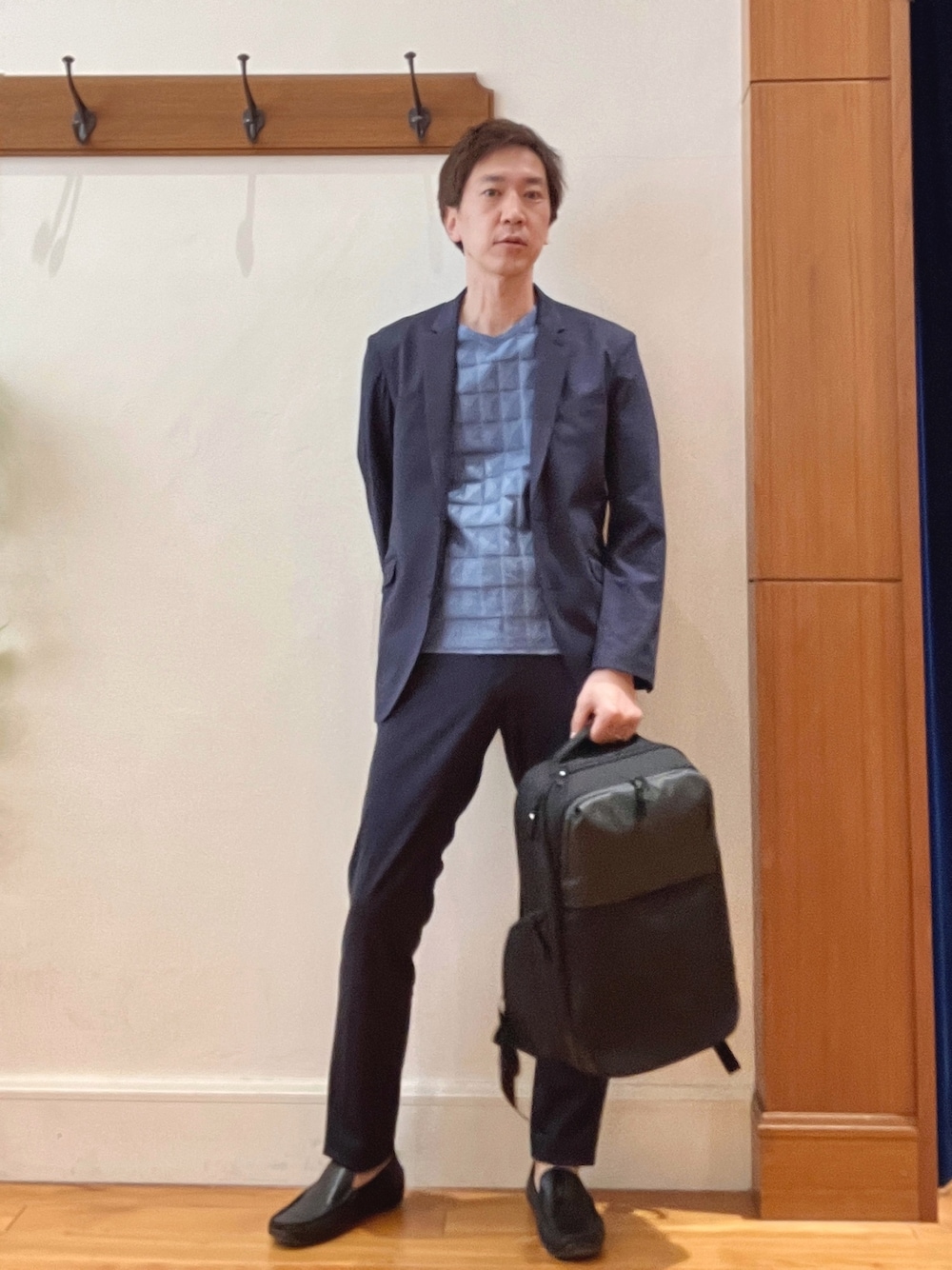 ブルー系のテーラードジャケット、ブルー系のその他パンツ、ブラック系のバックパック/リュックを着用したメンズの春コーディネートの1枚目の写真