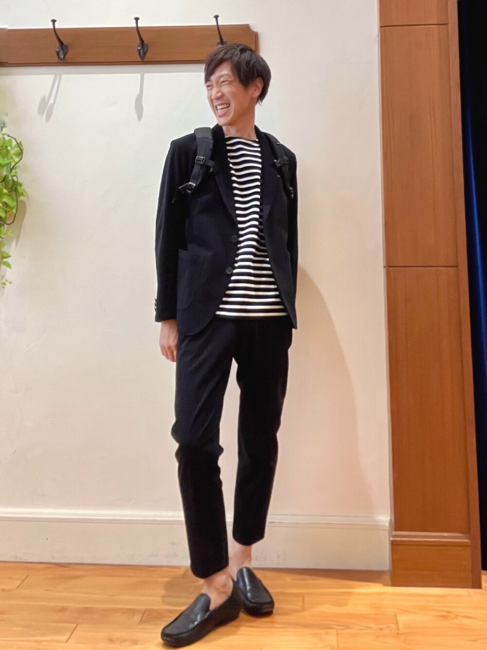 ブラック系のテーラードジャケット、ブラック系のその他パンツ、ブラック系のTシャツ/カットソーを着用したメンズの秋コーディネートの1枚目の写真