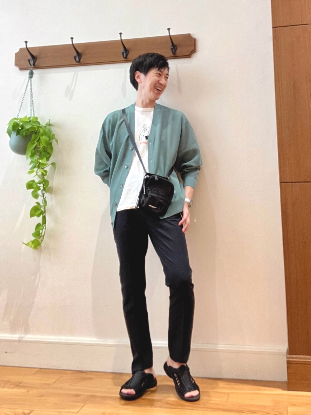 グリーン系のカーディガン/ボレロ、ブルー系のその他パンツ、ホワイト系のTシャツ/カットソーを着用したメンズの春コーディネートの1枚目の写真