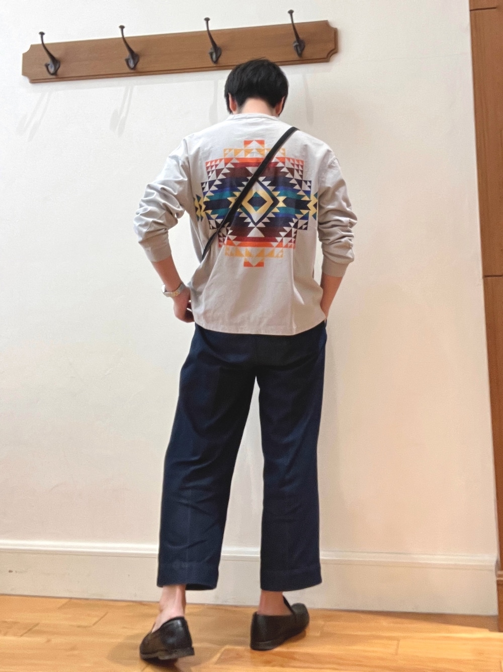 グレー系のTシャツ/カットソー、ブラック系のショルダーバッグ、ブラック系のスマホグッズを着用したメンズの春コーディネートの1枚目の写真