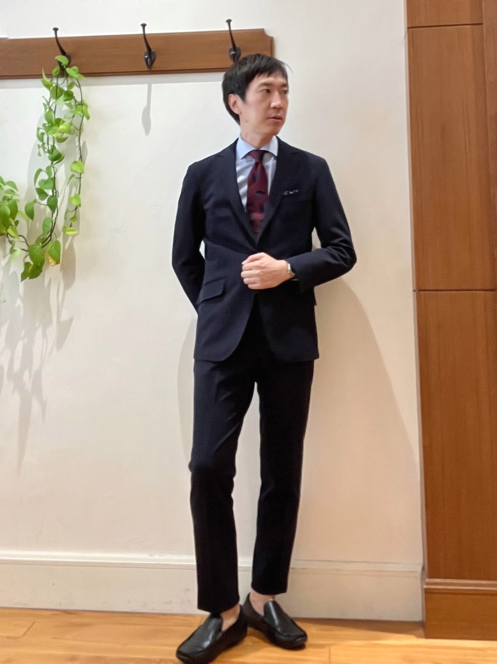 ブルー系のテーラードジャケット、ブルー系のその他パンツ、ブルー系のビジネスシャツを着用したメンズの秋コーディネートの1枚目の写真