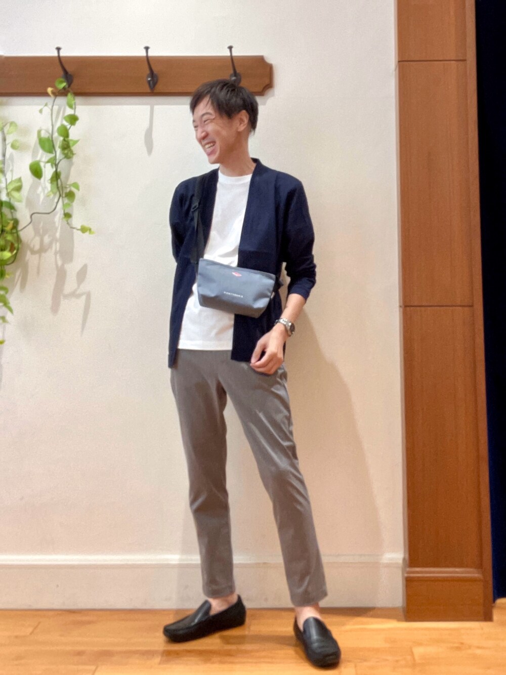 グレー系のその他パンツ、ホワイト系のTシャツ/カットソー、ブルー系のショルダーバッグを着用したメンズの秋コーディネートの1枚目の写真