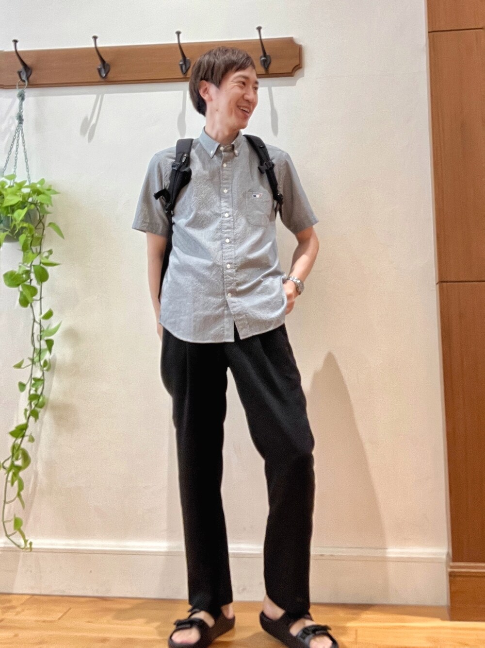 ブラック系のサンダル、グレー系のバックパック/リュック、ブラック系のその他パンツを着用したメンズの春コーディネートの1枚目の写真