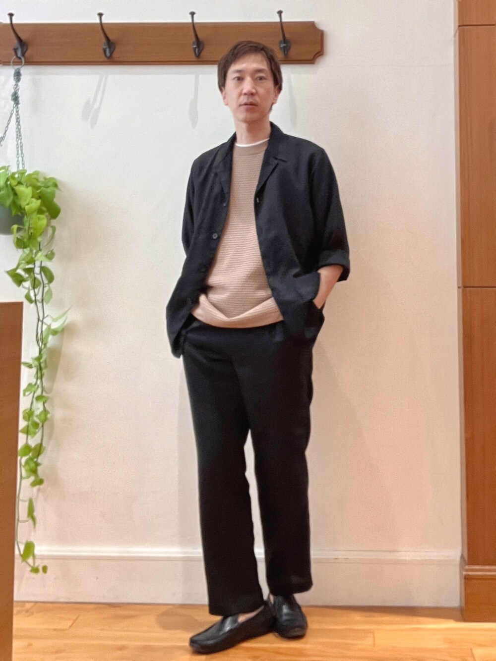ブラック系のシャツ/ブラウス、ブラック系のその他パンツ、ベージュ系のニット/セーターを着用したメンズの春コーディネートの1枚目の写真