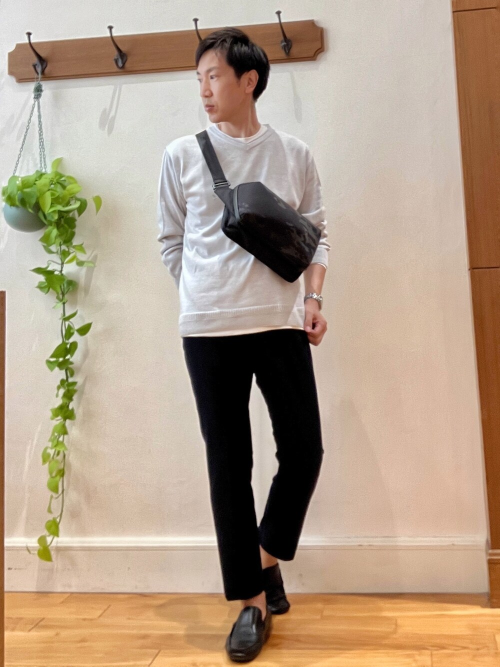 ブルー系のその他パンツ、ブラック系のショルダーバッグ、グレー系のニット/セーターを着用したメンズの秋コーディネートの1枚目の写真