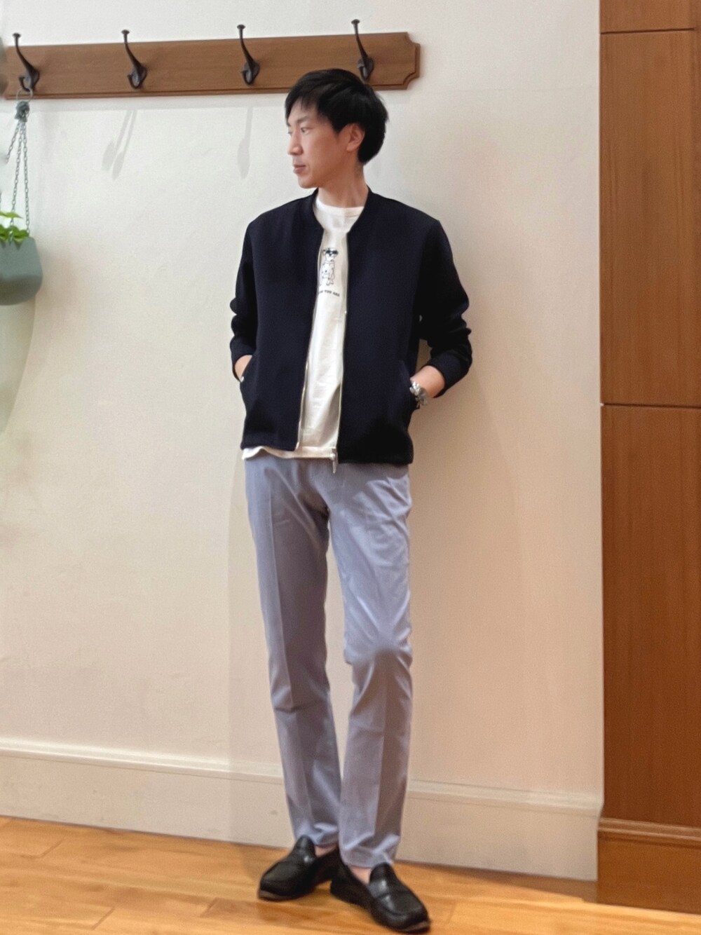 ブルー系のブルゾン、ブルー系のその他パンツ、ホワイト系のTシャツ/カットソーを着用したメンズの春コーディネートの1枚目の写真