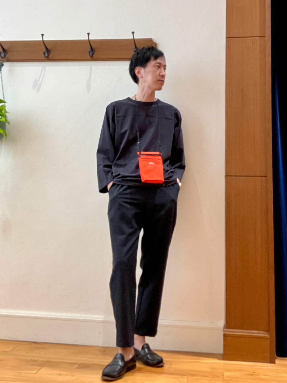 ブラック系のTシャツ/カットソー、イエロー系のショルダーバッグ、ブルー系のその他パンツを着用したメンズの春コーディネートの1枚目の写真