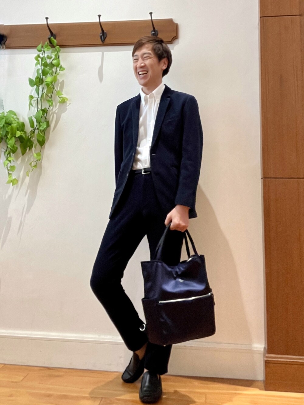 ブルー系のテーラードジャケット、ホワイト系のシャツ/ブラウス、ブラック系のその他パンツを着用したメンズの秋コーディネートの1枚目の写真