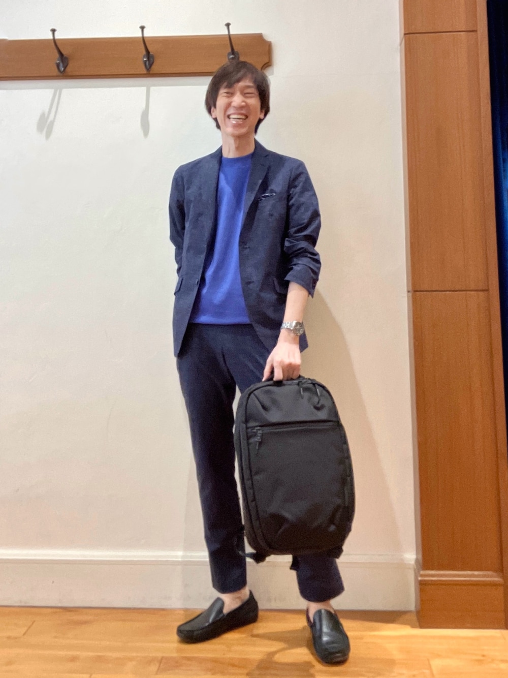 ブルー系のテーラードジャケット、ブルー系のTシャツ/カットソー、ブルー系のその他パンツを着用したメンズの春コーディネートの1枚目の写真