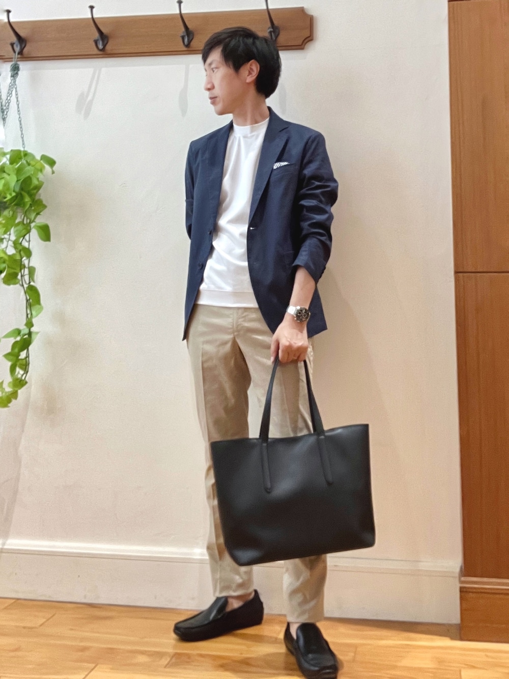 ブルー系のテーラードジャケット、ホワイト系のTシャツ/カットソー、ベージュ系のその他パンツを着用したメンズの夏コーディネートの1枚目の写真