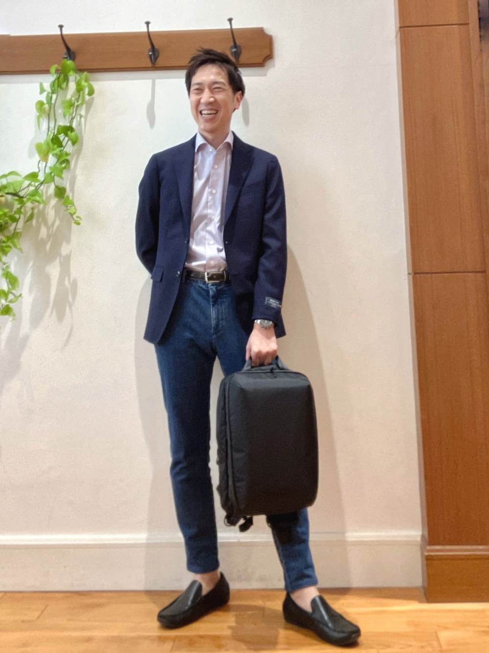 ブルー系のテーラードジャケット、パープル系のシャツ/ブラウス、ブルー系のデニムパンツを着用したメンズの春コーディネートの1枚目の写真