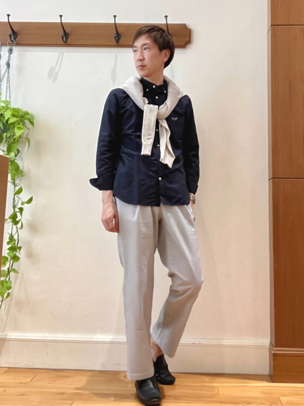 ベージュ系のカーディガン/ボレロ、ブルー系のシャツ/ブラウス、ホワイト系のその他パンツを着用したメンズの春コーディネートの1枚目の写真