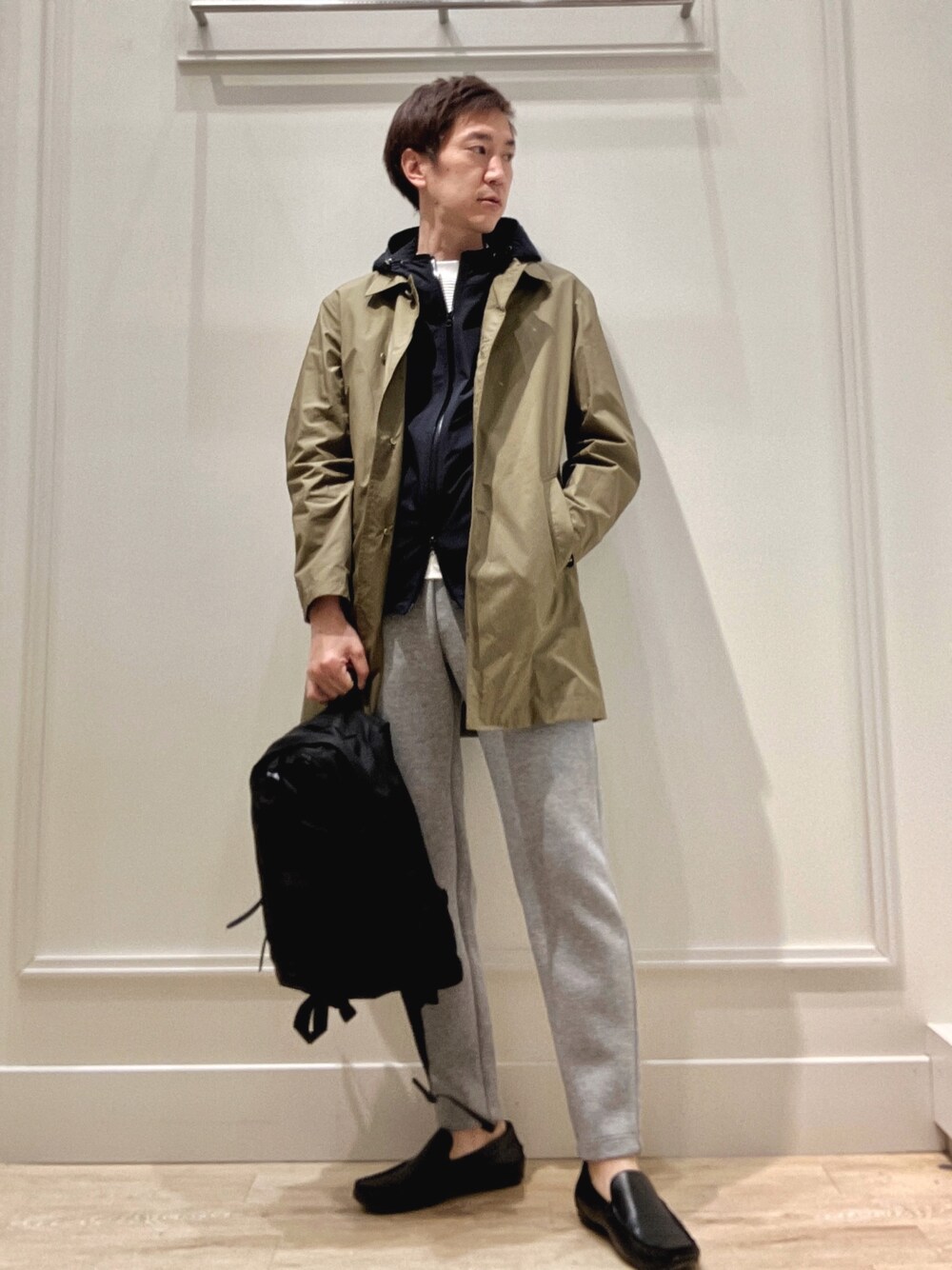 ブラック系のバックパック/リュック、グレー系のその他パンツ、ホワイト系のTシャツ/カットソーを着用したメンズの冬コーディネートの1枚目の写真