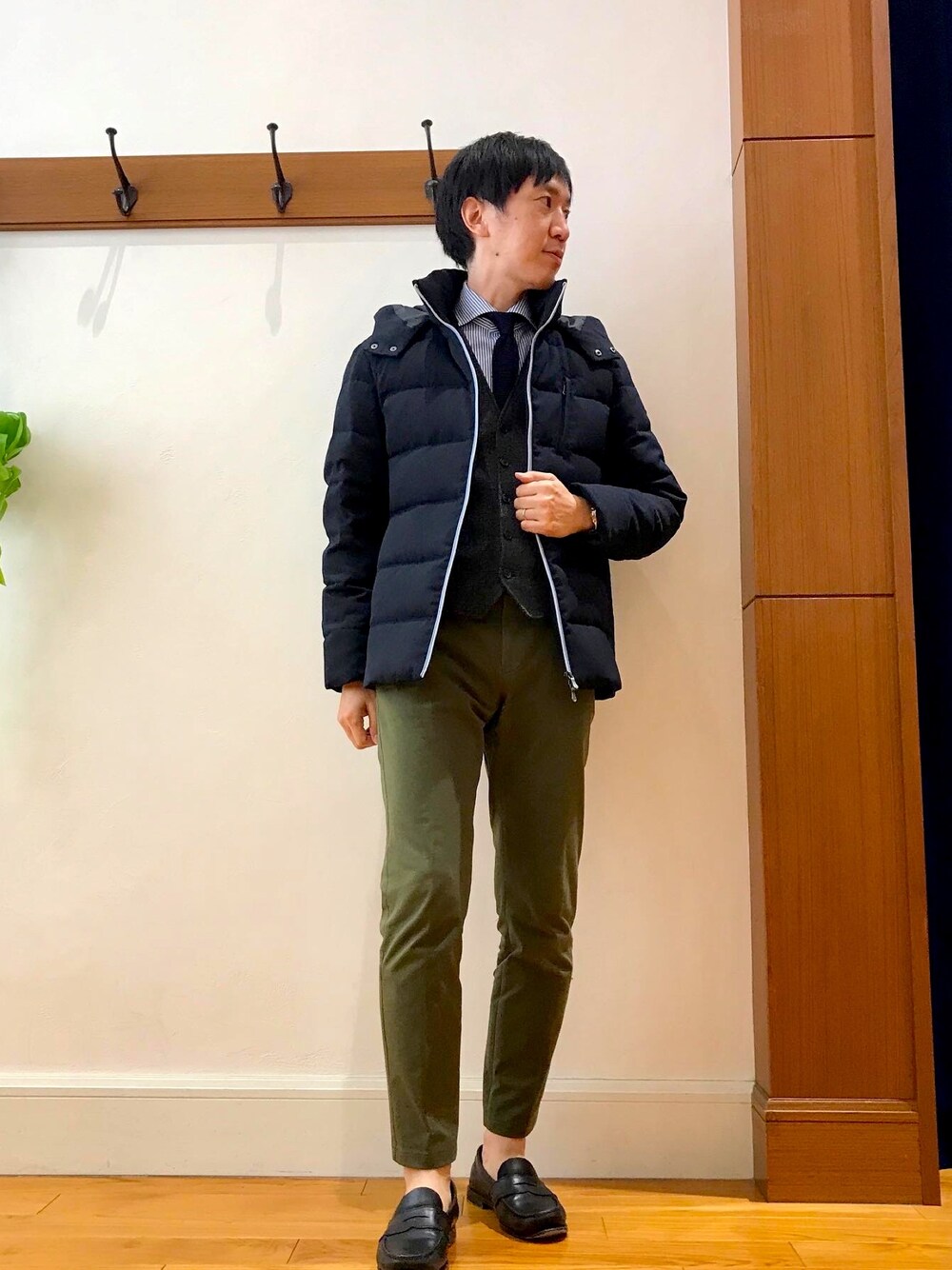 ブルー系のダウンジャケット/コート、グリーン系のチノパンツを着用したメンズの冬コーディネートの1枚目の写真
