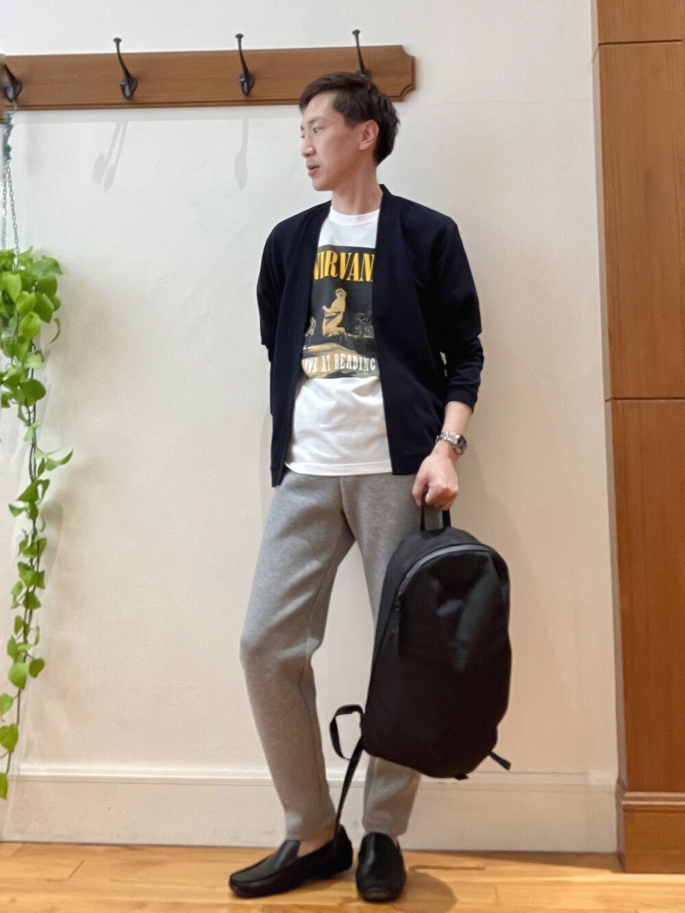 ホワイト系のTシャツ/カットソー、グレー系のその他パンツ、ブラック系のバックパック/リュックを着用したメンズの春コーディネートの1枚目の写真