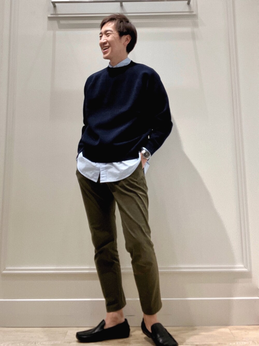 ブルー系のシャツ/ブラウス、ブルー系のニット/セーターを着用したメンズの冬コーディネートの1枚目の写真