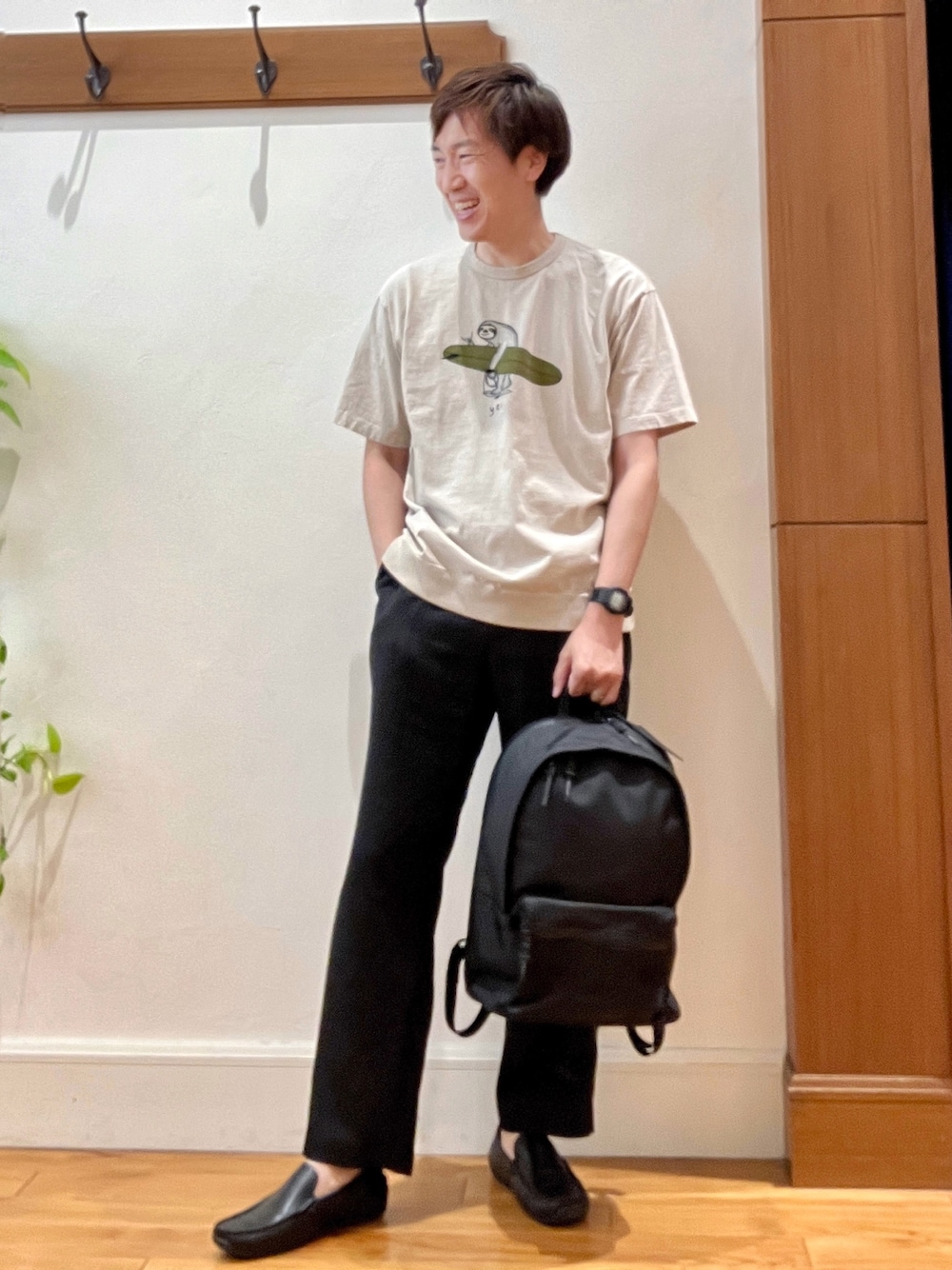 ベージュ系のTシャツ/カットソー、ブラック系のバックパック/リュック、ブラック系のその他パンツを着用したメンズの夏コーディネートの1枚目の写真