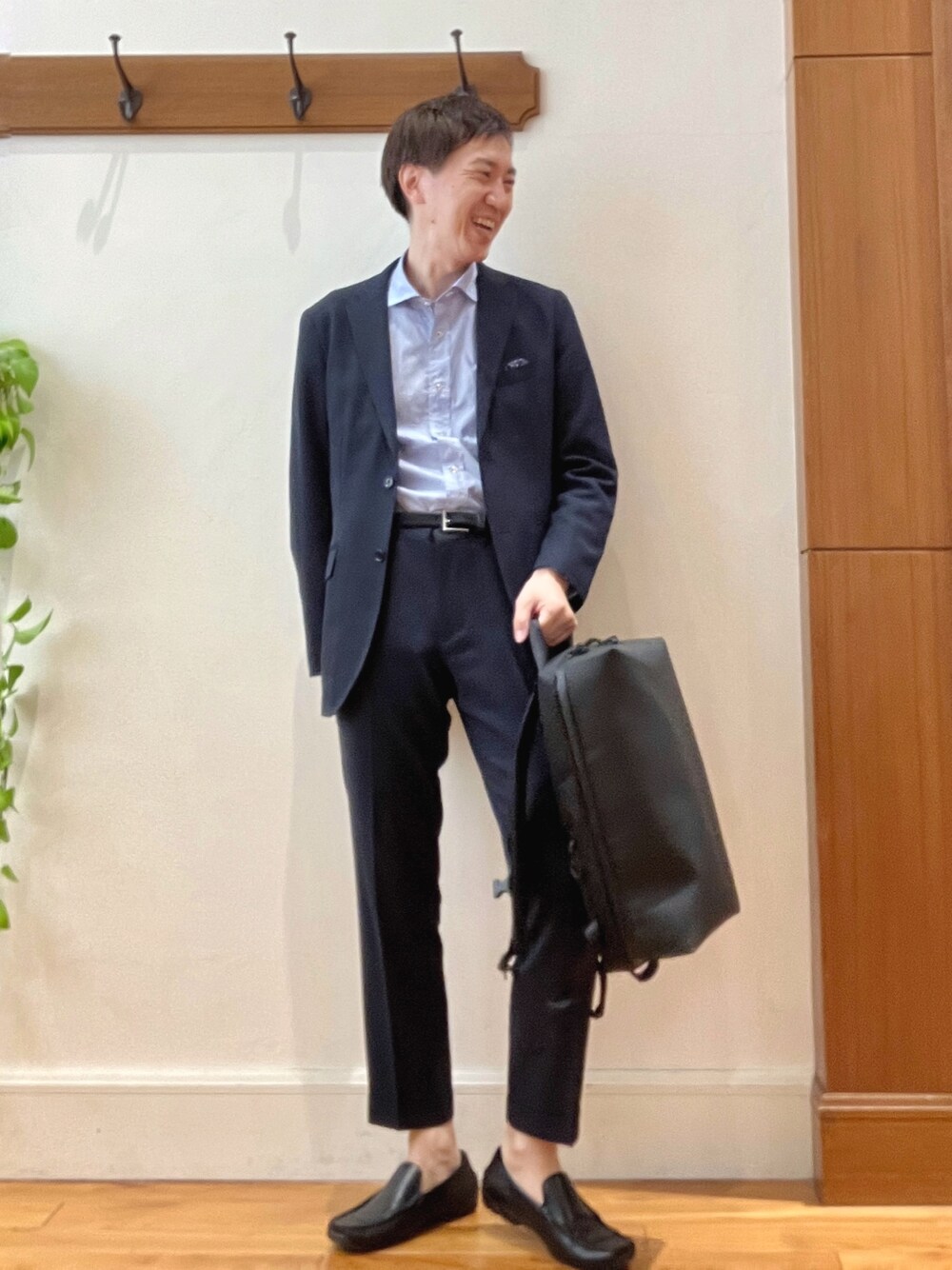 ブルー系のシャツ/ブラウス、ブラック系のバックパック/リュック、ブラック系のベルトを着用したメンズの春コーディネートの1枚目の写真